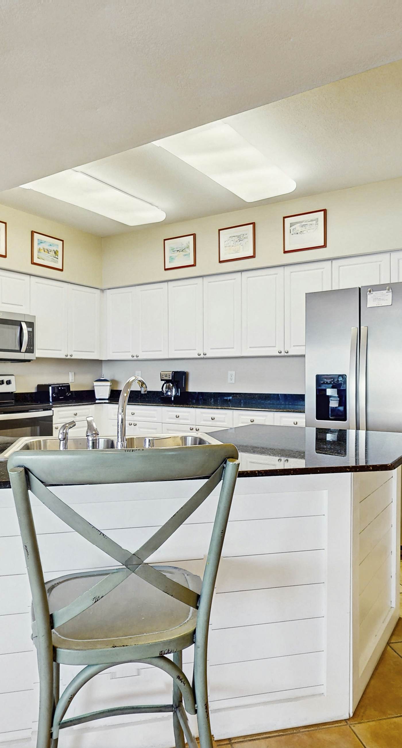 Spacious, Gulf-front condo w/ views & access to pools, sauna & gym