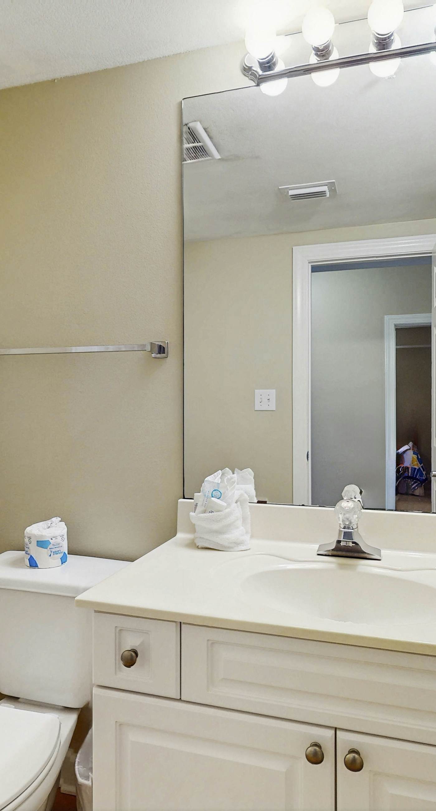 Spacious, Gulf-front condo w/ views & access to pools, sauna & gym