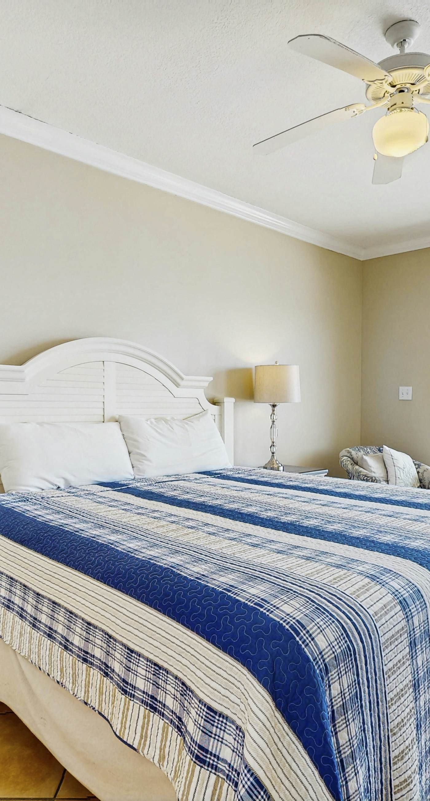 Spacious, Gulf-front condo w/ views & access to pools, sauna & gym