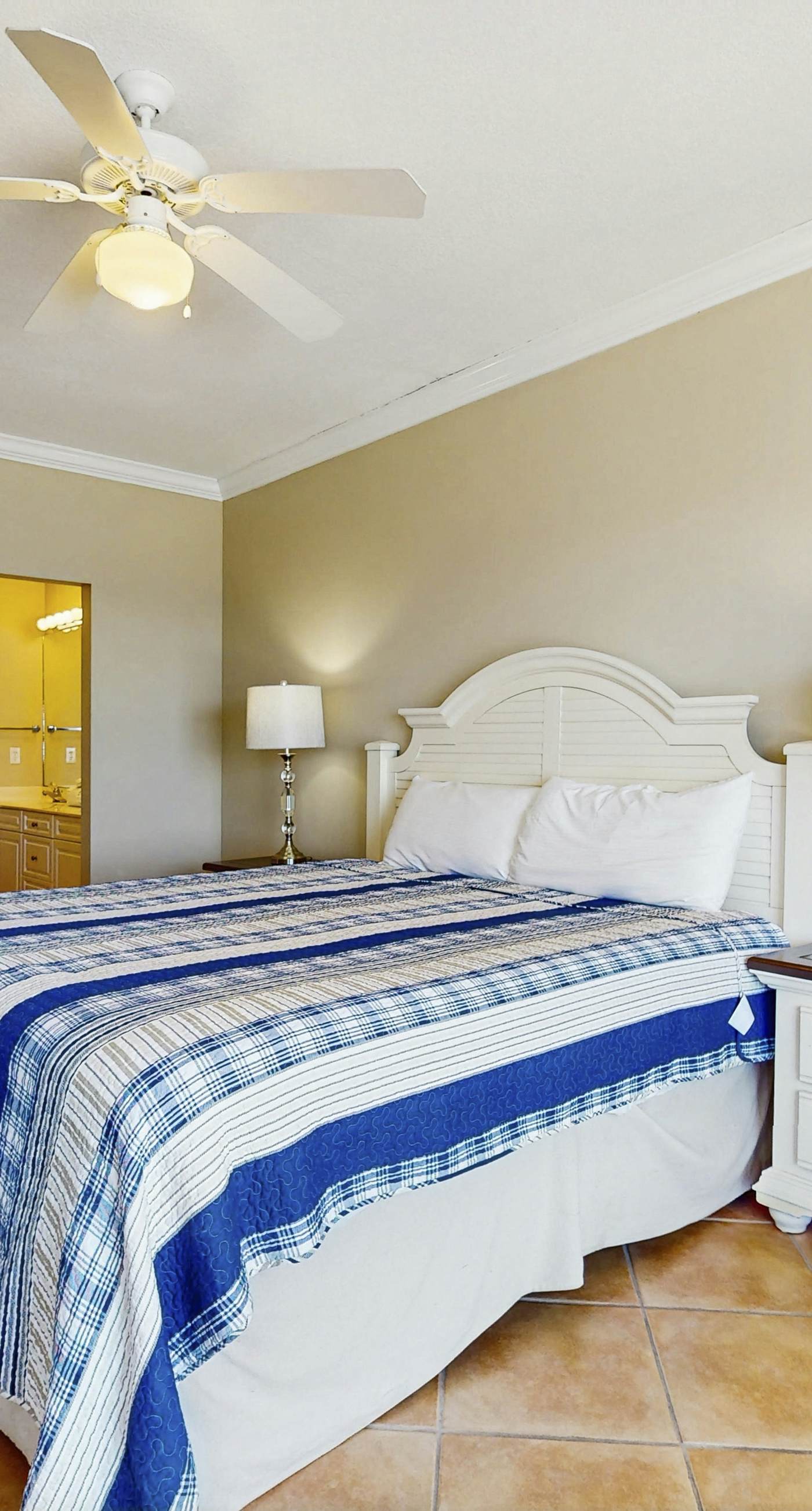 Spacious, Gulf-front condo w/ views & access to pools, sauna & gym