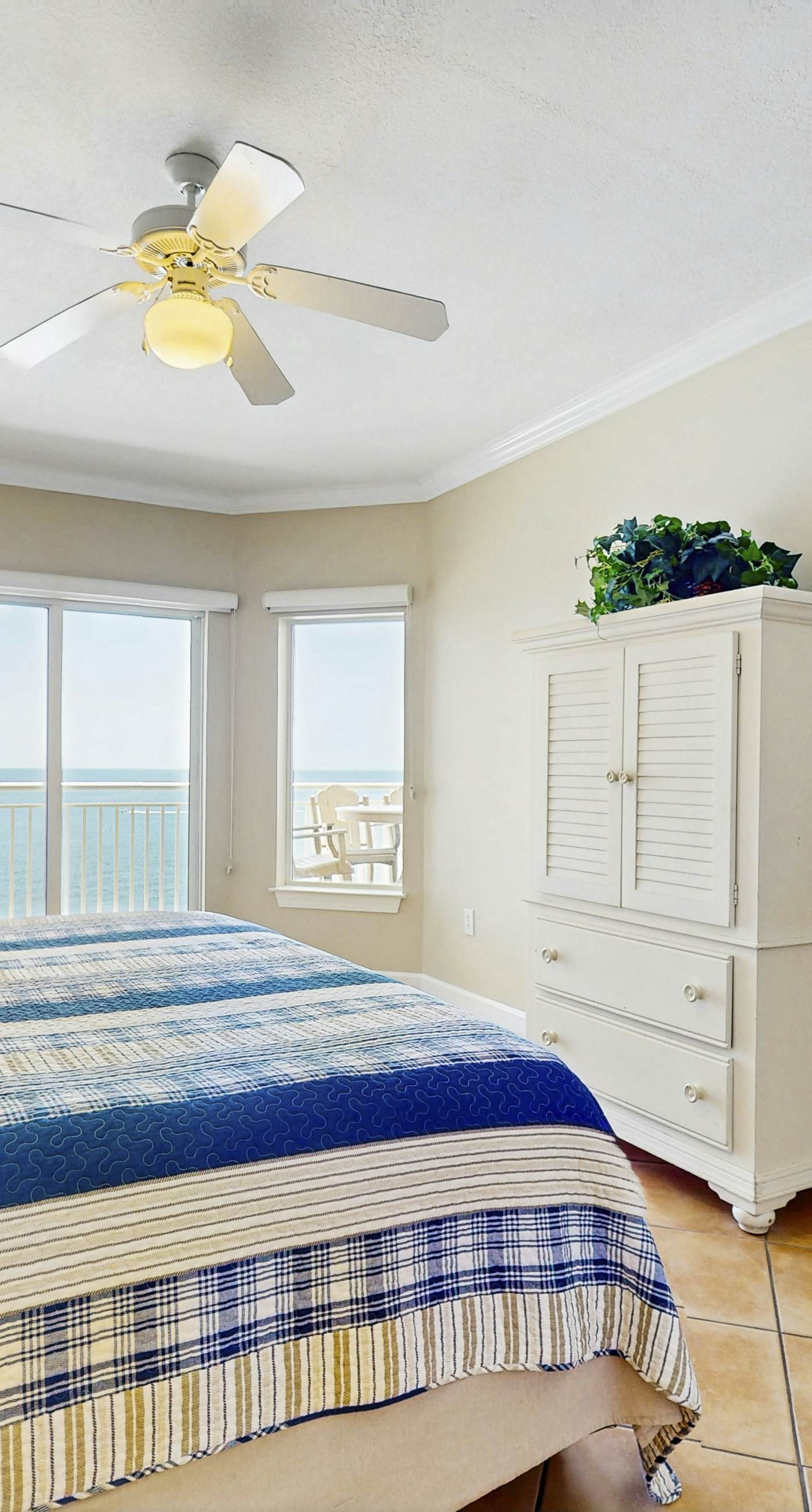 Spacious, Gulf-front condo w/ views & access to pools, sauna & gym