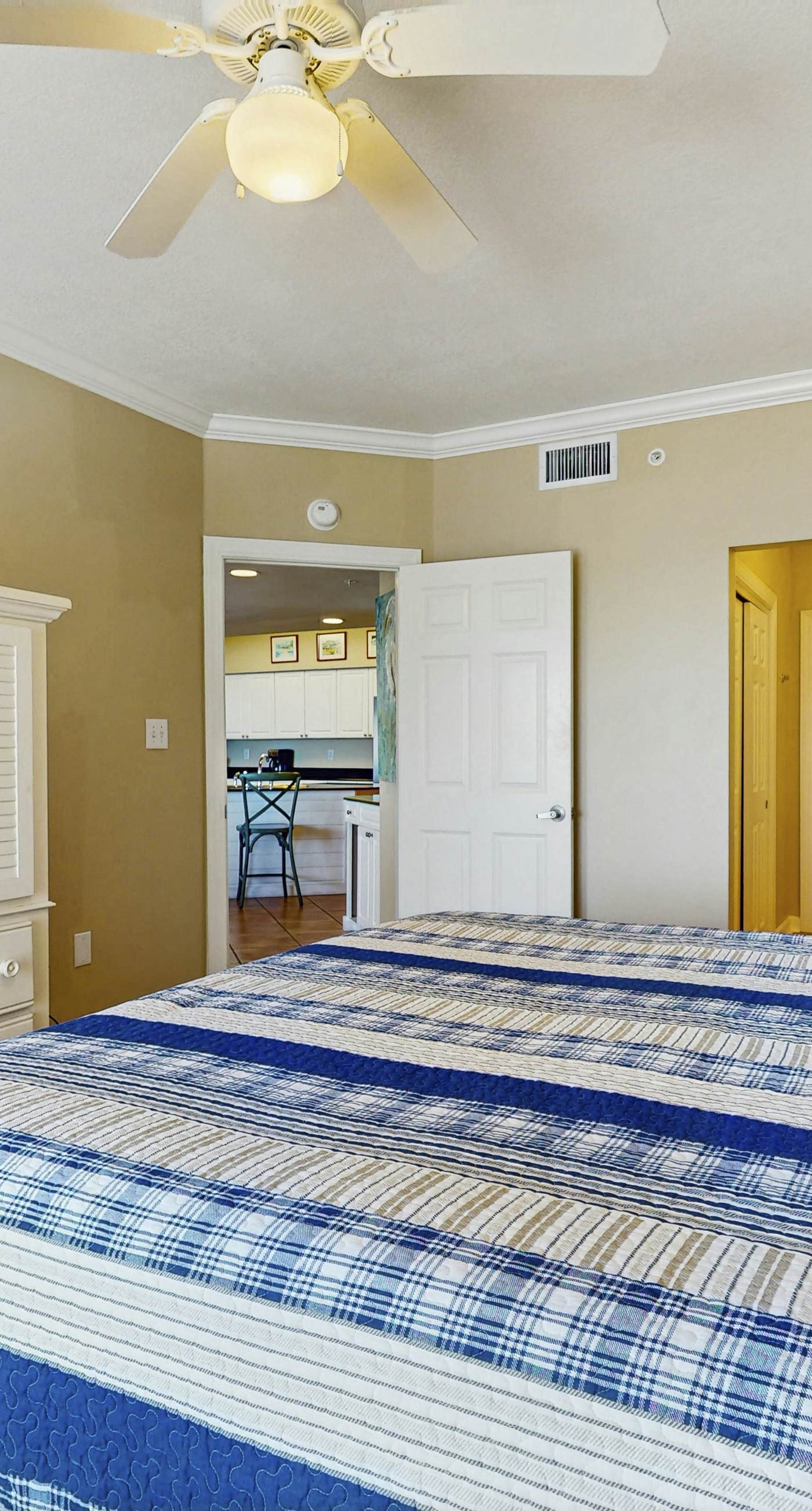 Spacious, Gulf-front condo w/ views & access to pools, sauna & gym