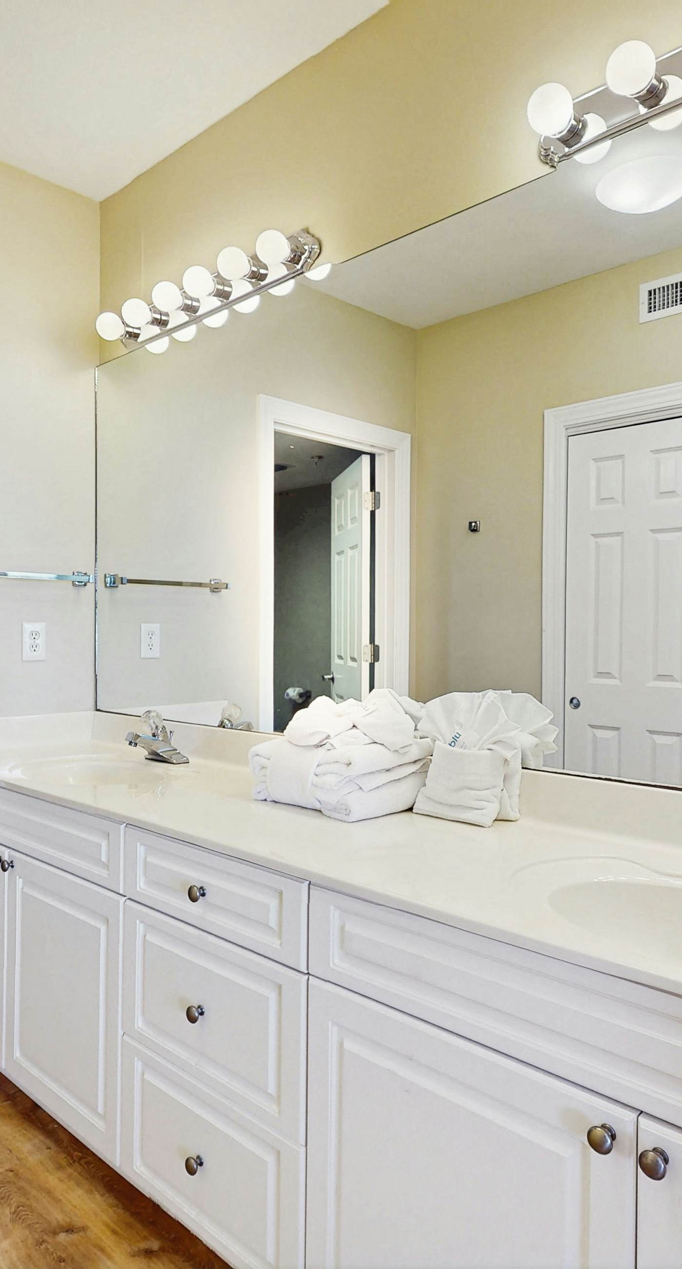 Spacious, Gulf-front condo w/ views & access to pools, sauna & gym