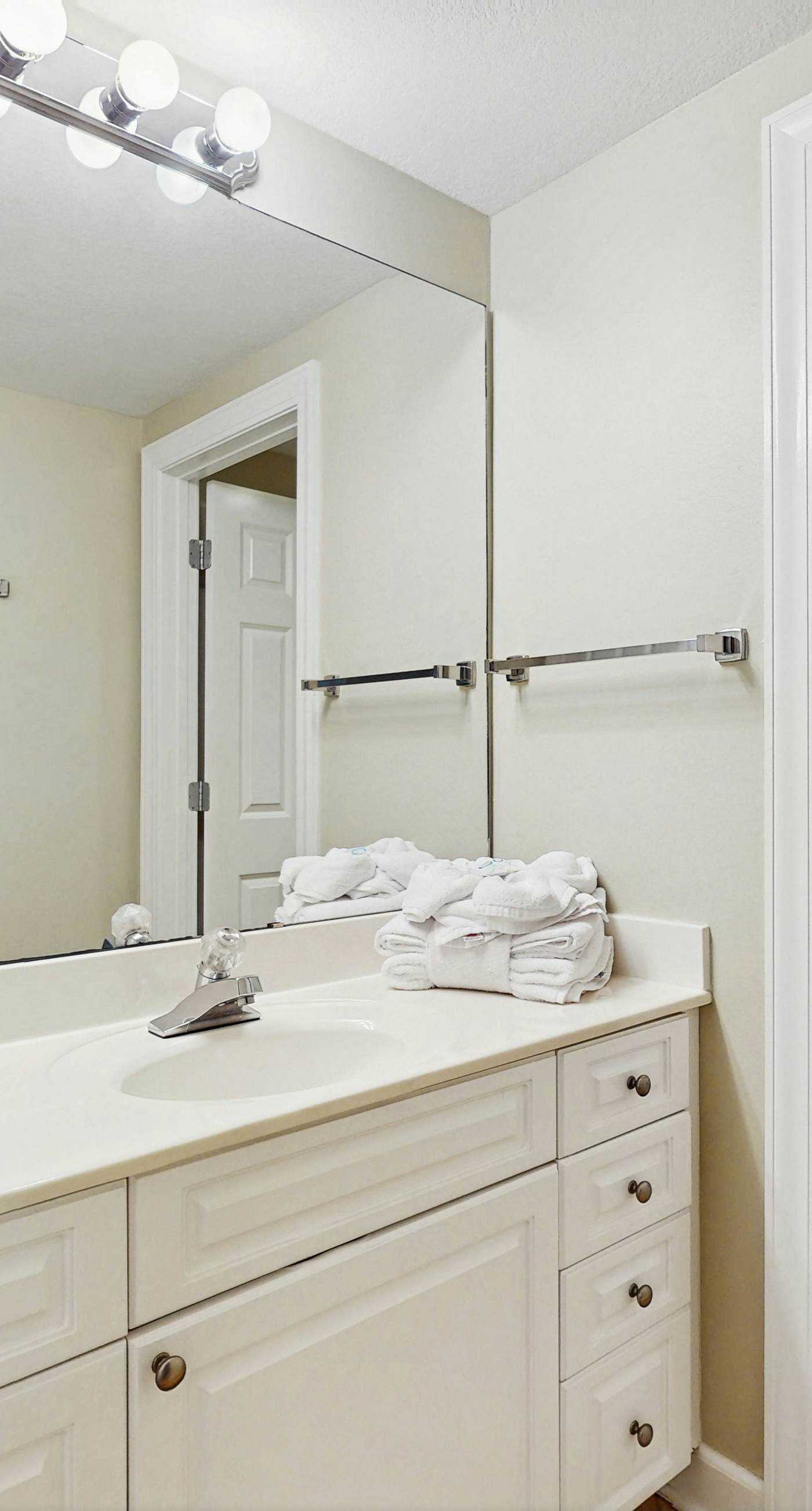 Spacious, Gulf-front condo w/ views & access to pools, sauna & gym