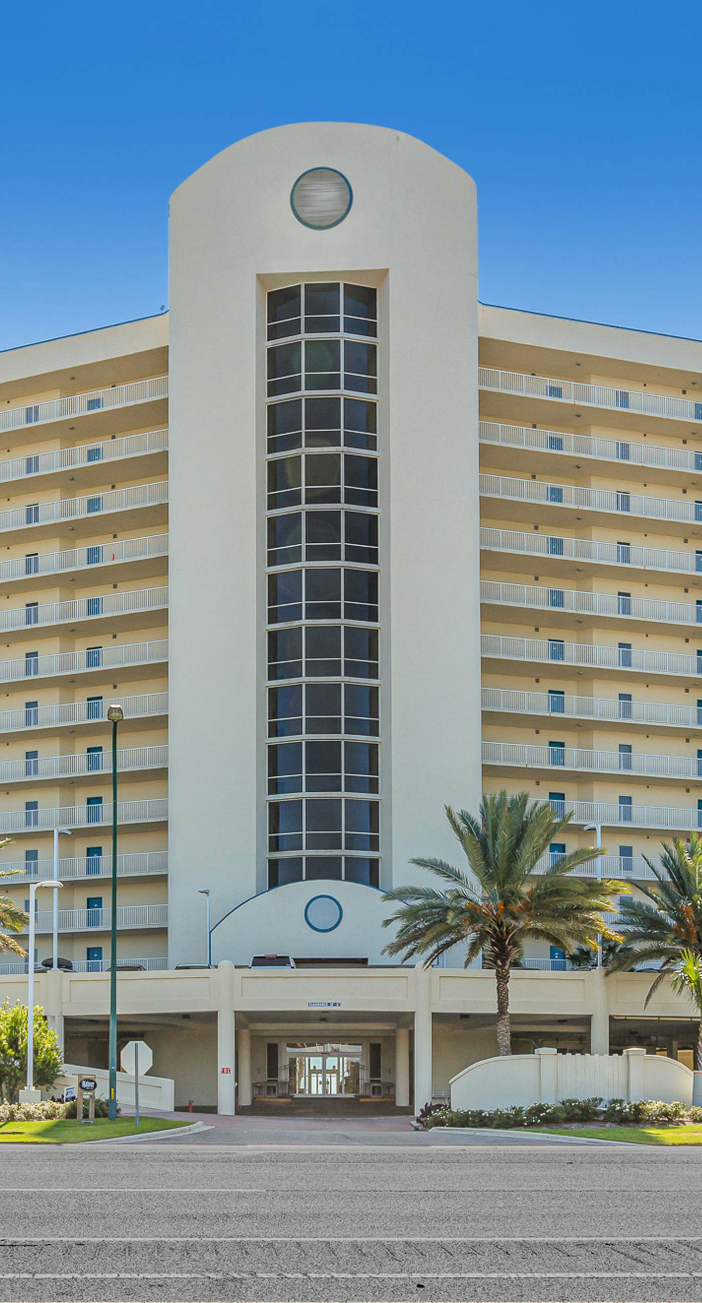 Spacious, Gulf-front condo w/ views & access to pools, sauna & gym