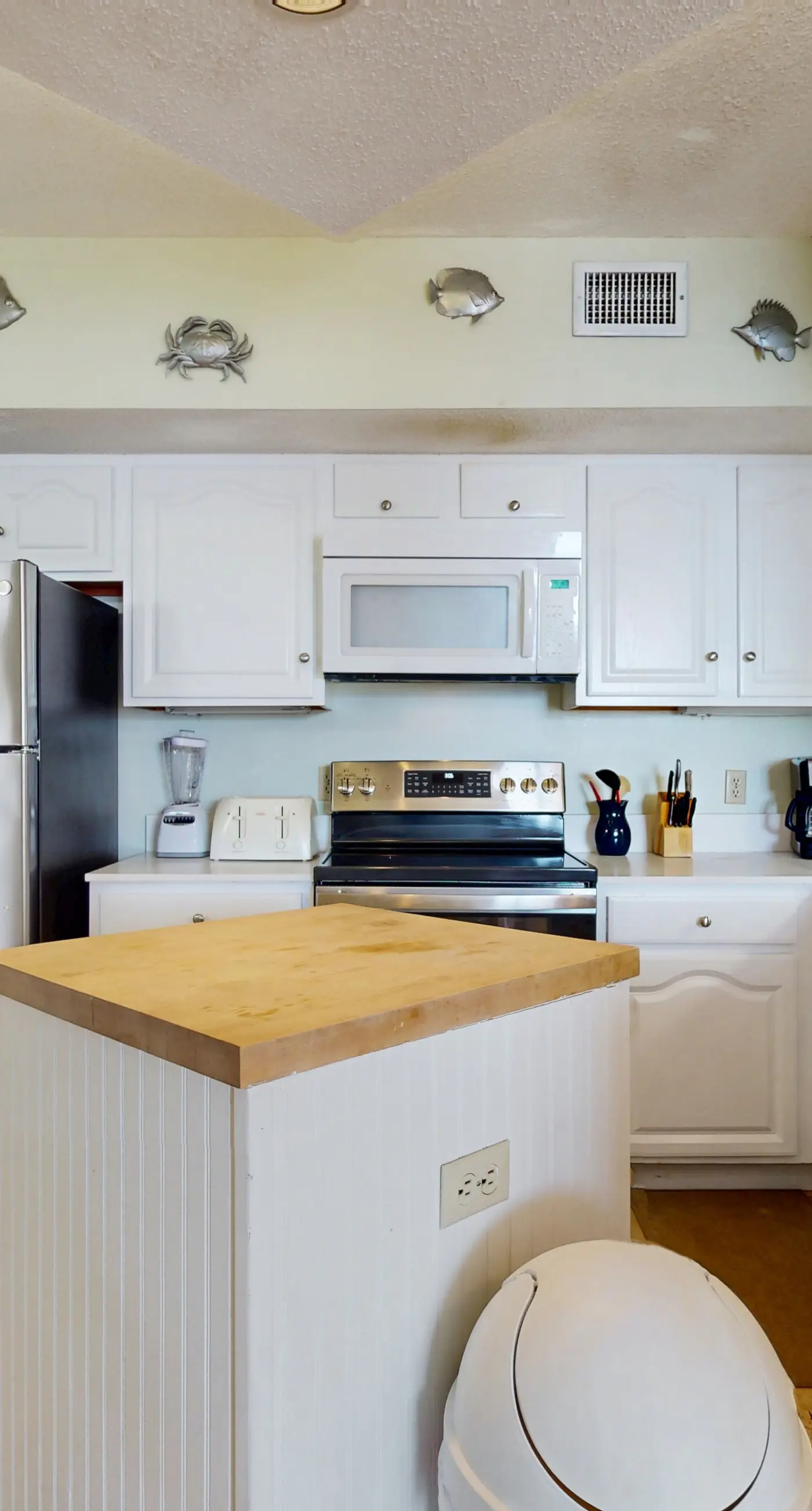 Gulf-front condo with deep corner balcony, beach view, pools & gym