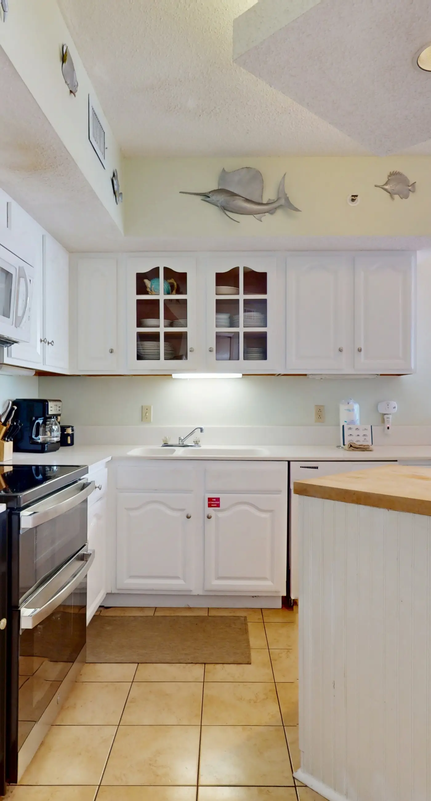 Gulf-front condo with deep corner balcony, beach view, pools & gym