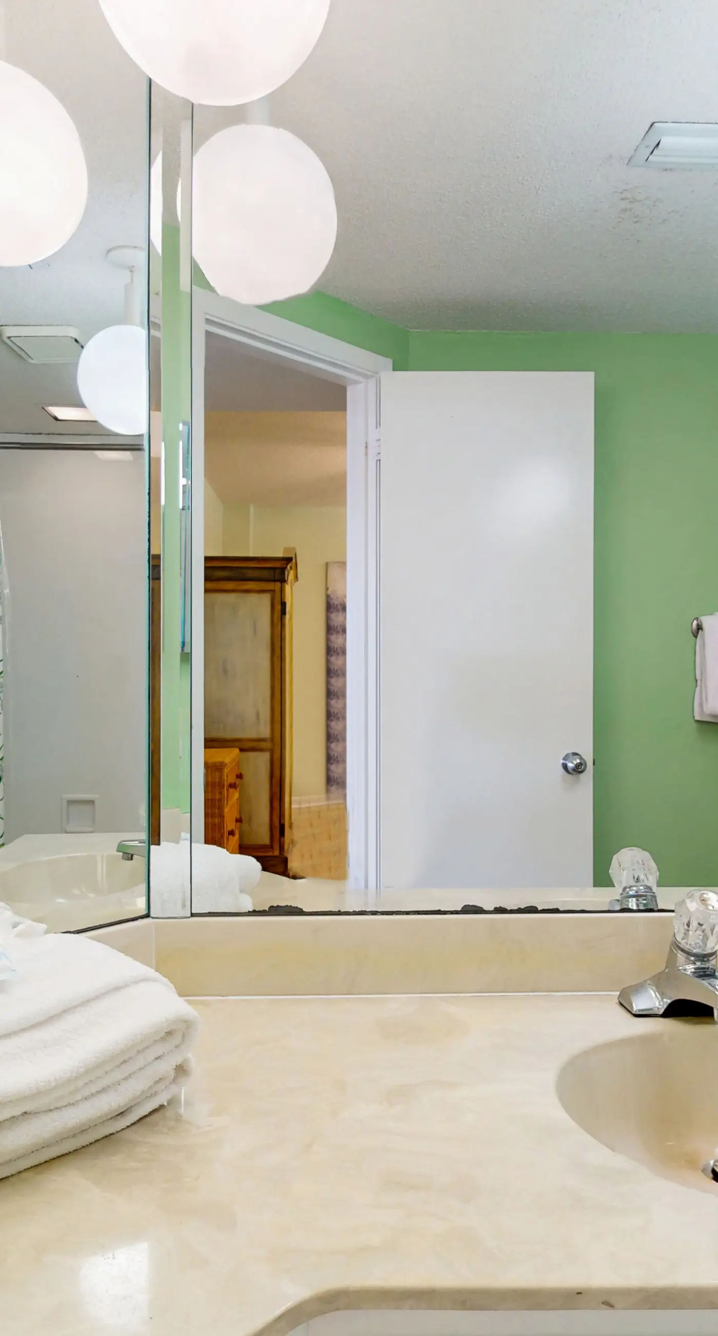 Gulf-front condo with deep corner balcony, beach view, pools & gym