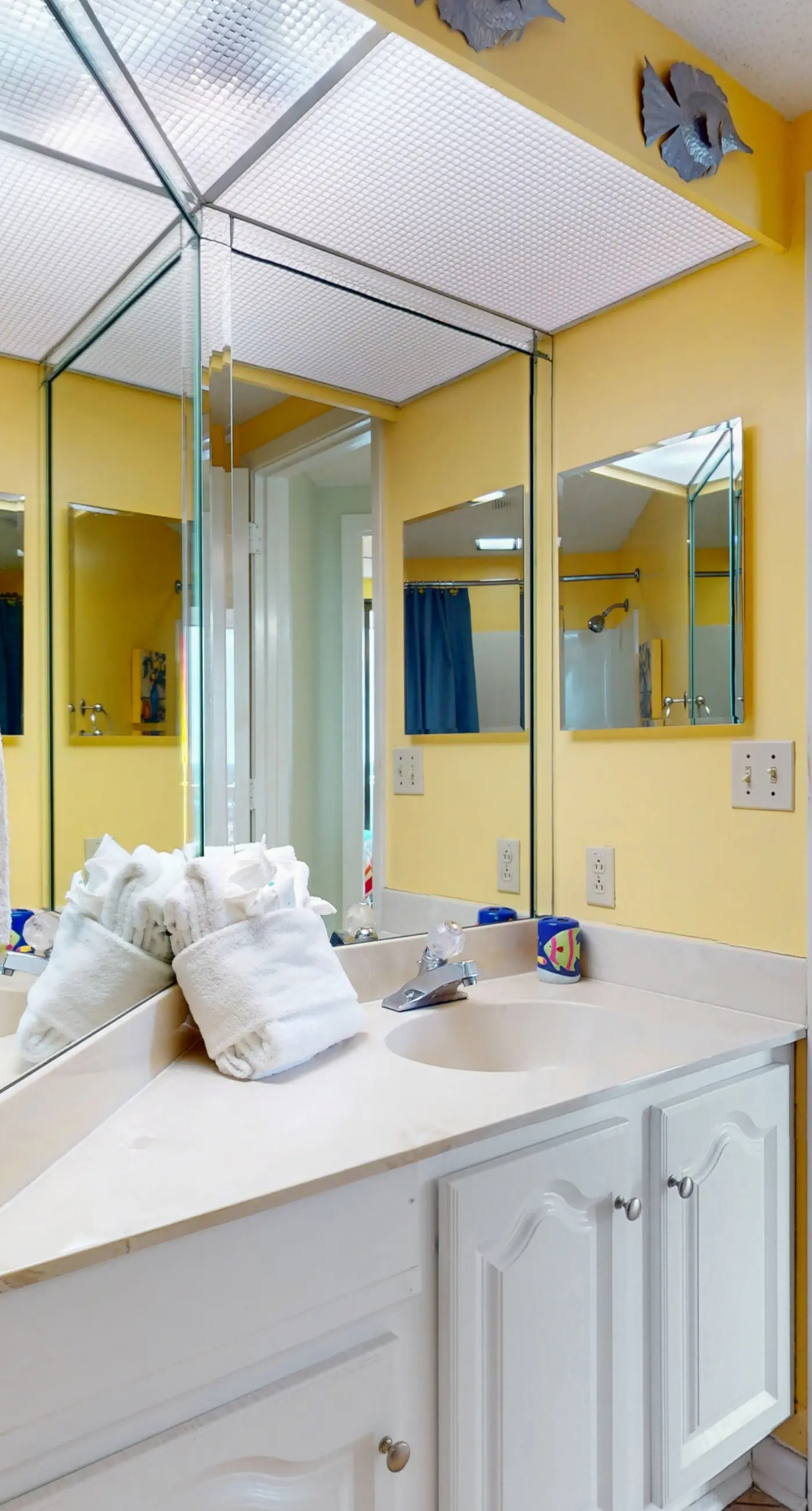 Gulf-front condo with deep corner balcony, beach view, pools & gym