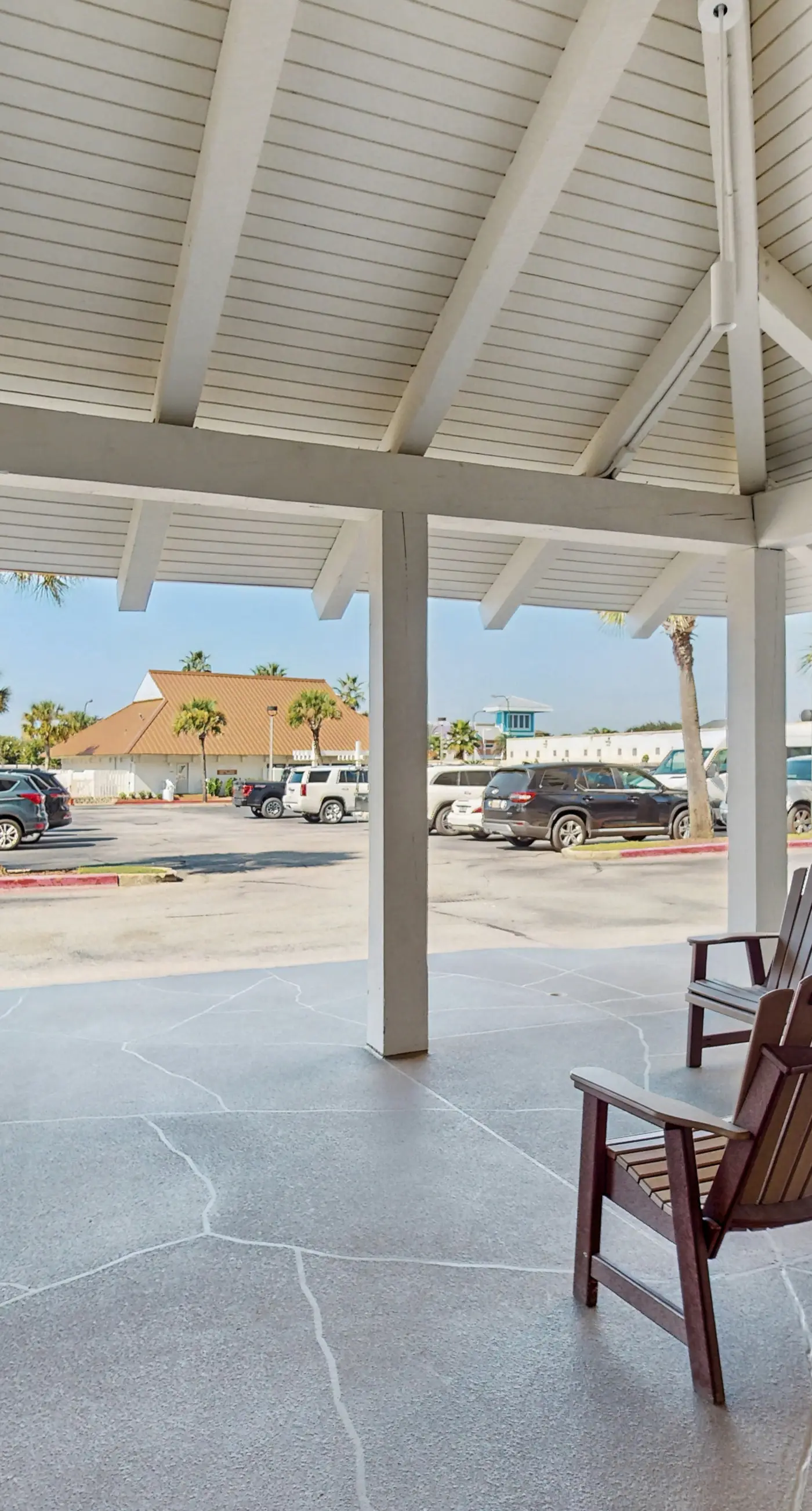 Gulf-front condo with deep corner balcony, beach view, pools & gym