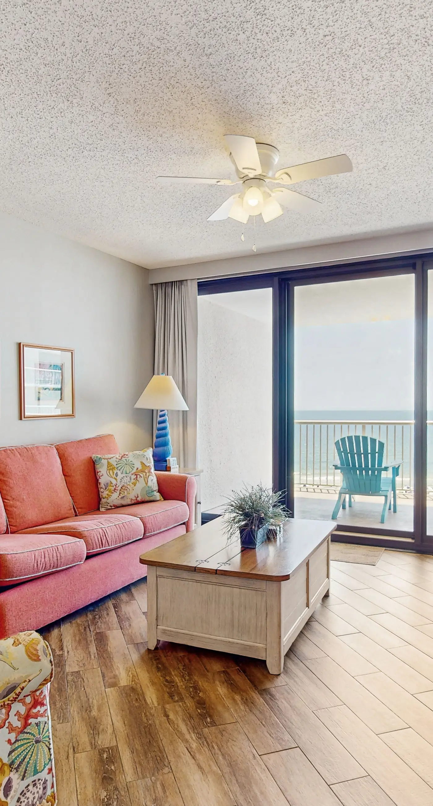 Beach condo with stunning views, pools, tennis courts, gym & sauna