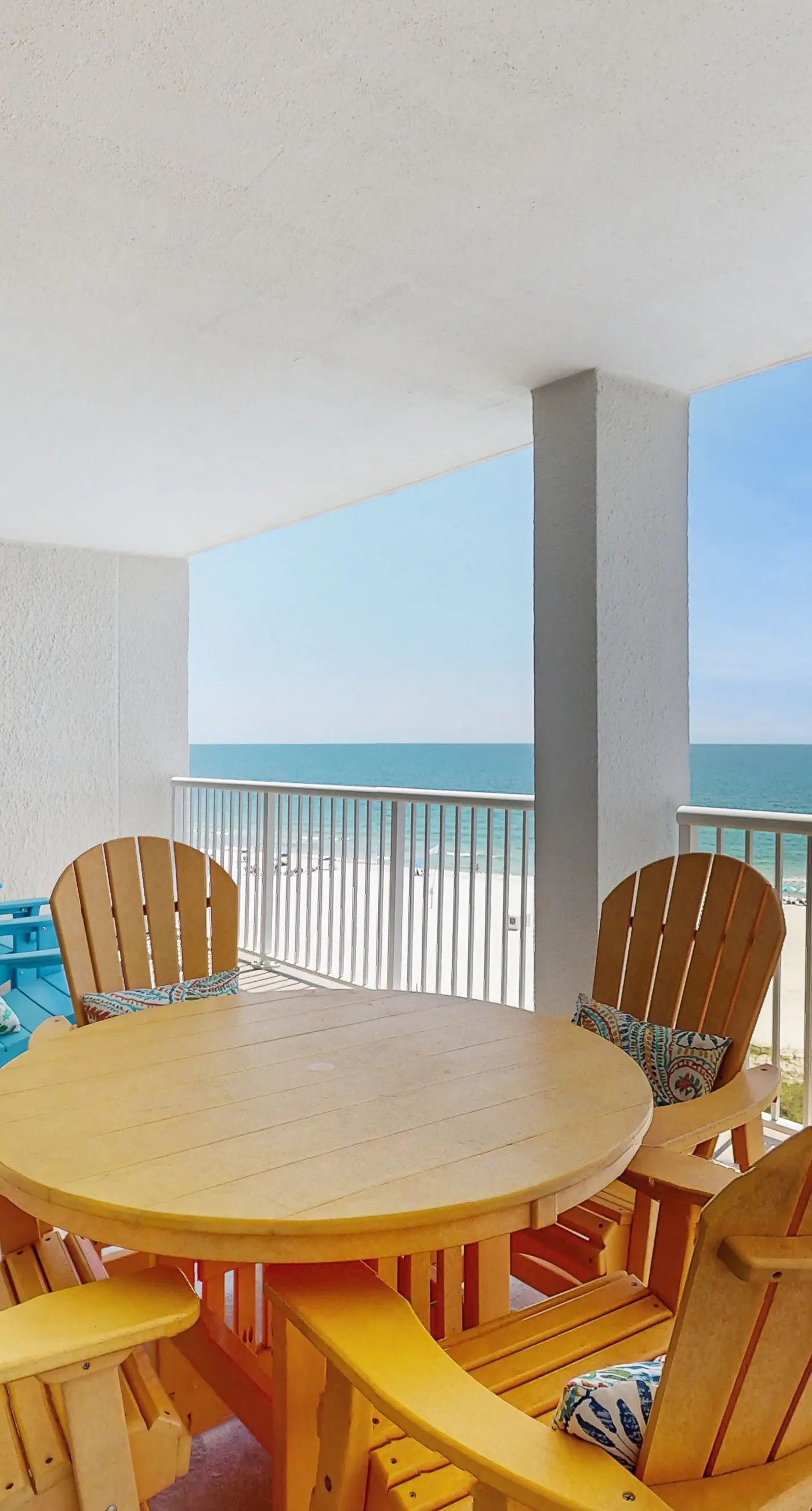 Beach condo with stunning views, pools, tennis courts, gym & sauna