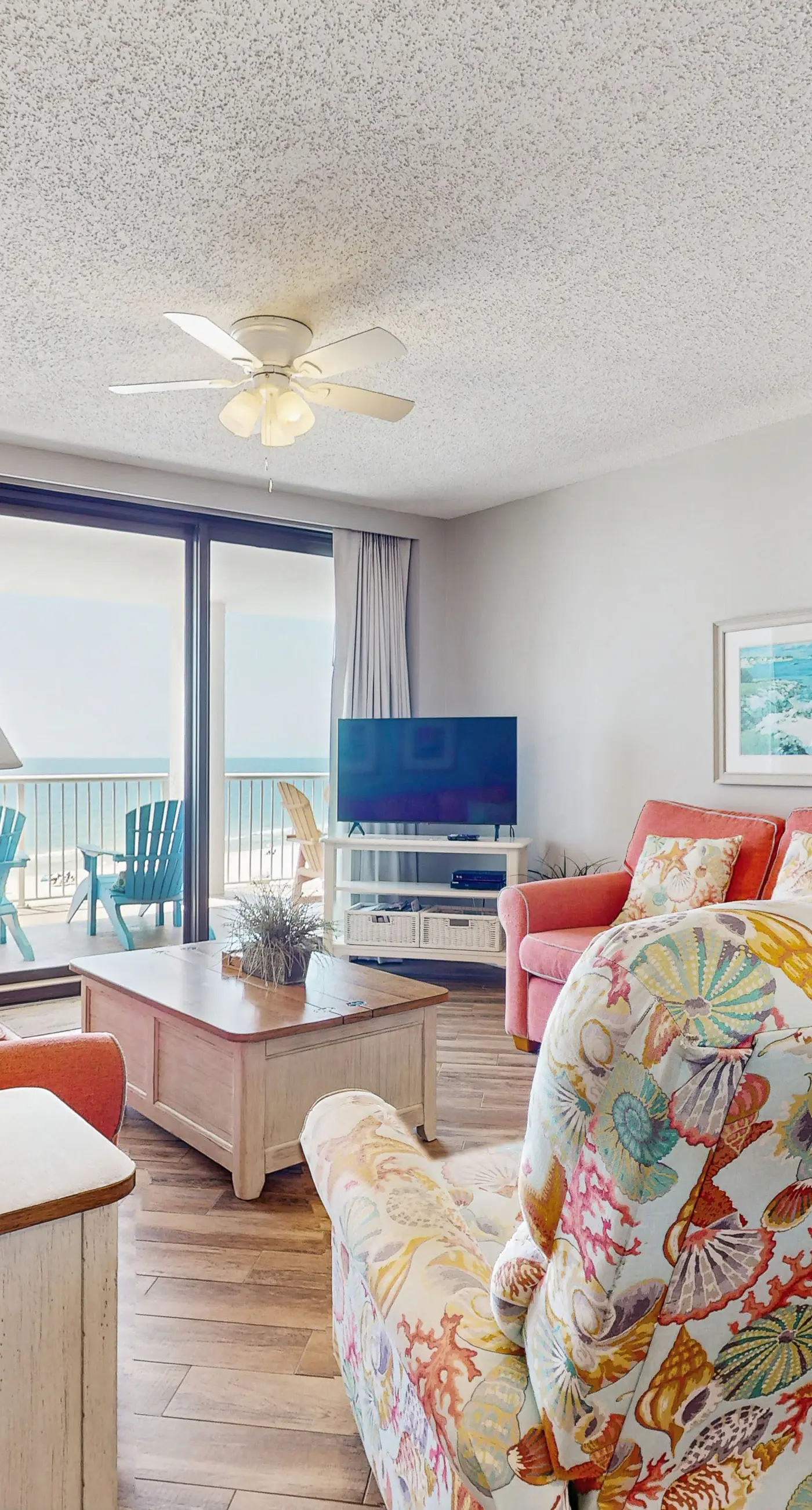 Beach condo with stunning views, pools, tennis courts, gym & sauna