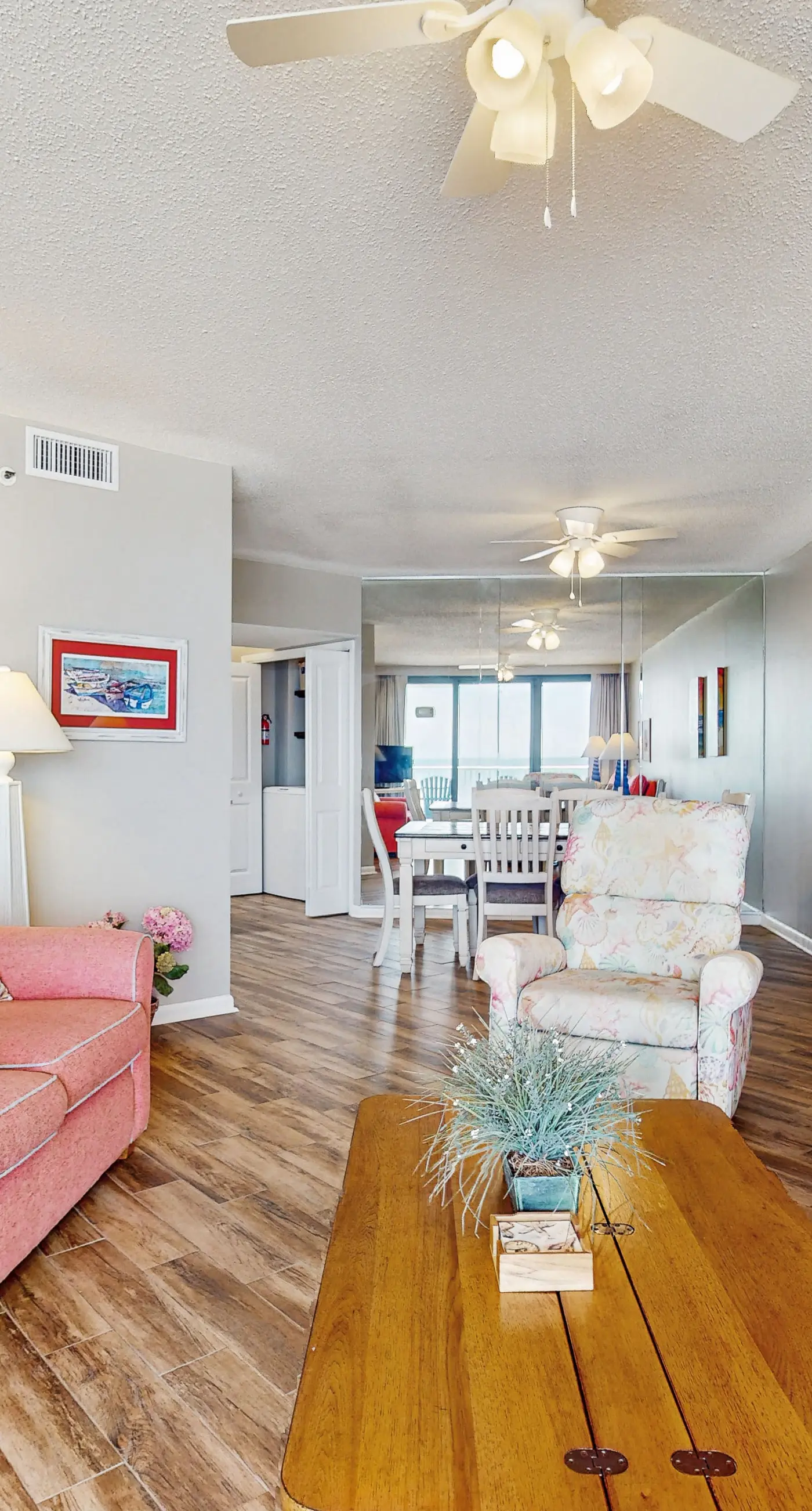 Beach condo with stunning views, pools, tennis courts, gym & sauna