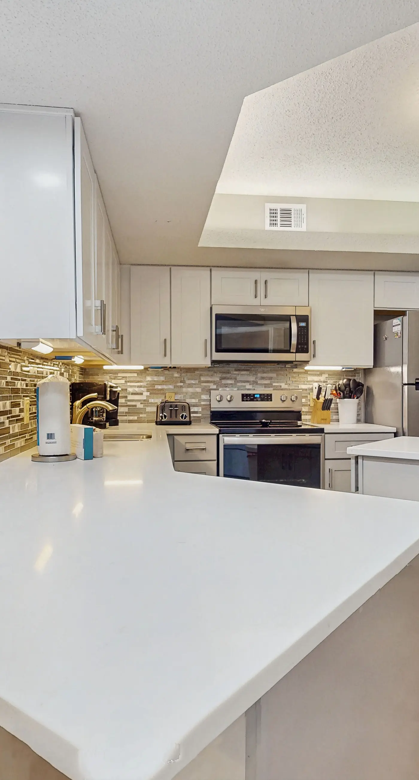 Beach condo with stunning views, pools, tennis courts, gym & sauna