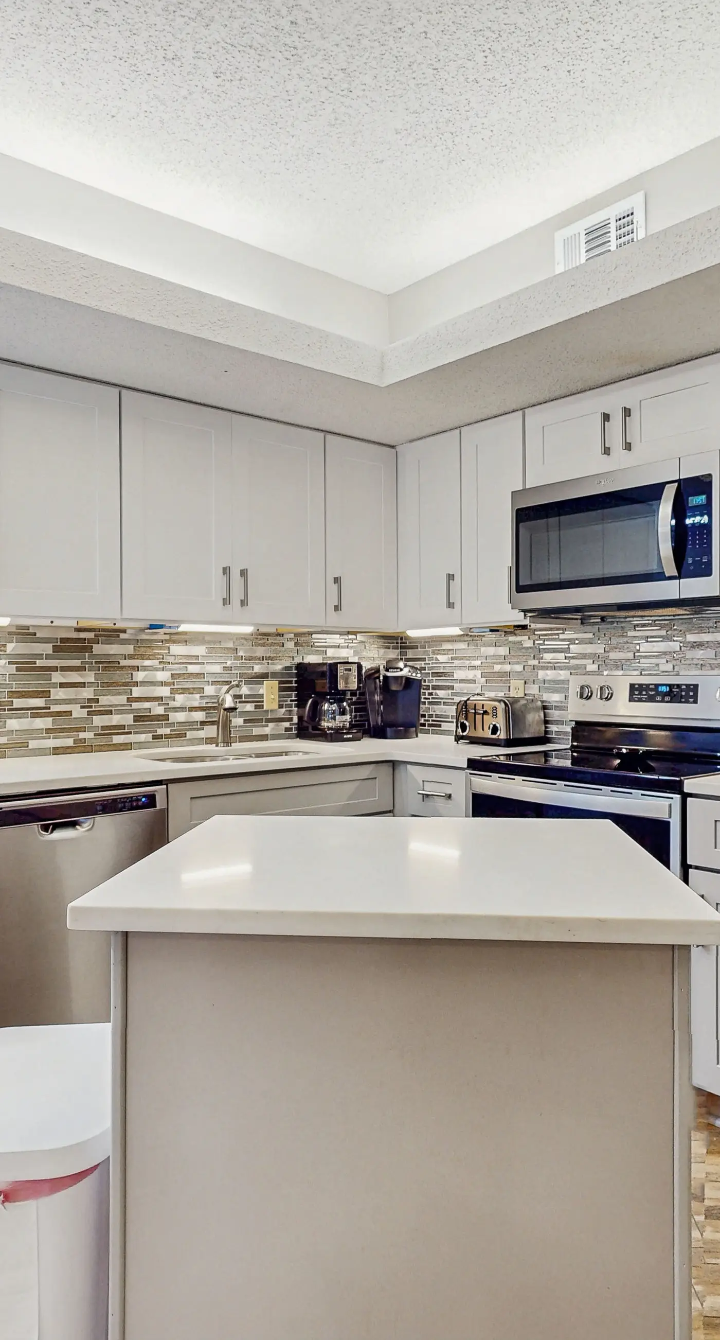 Beach condo with stunning views, pools, tennis courts, gym & sauna