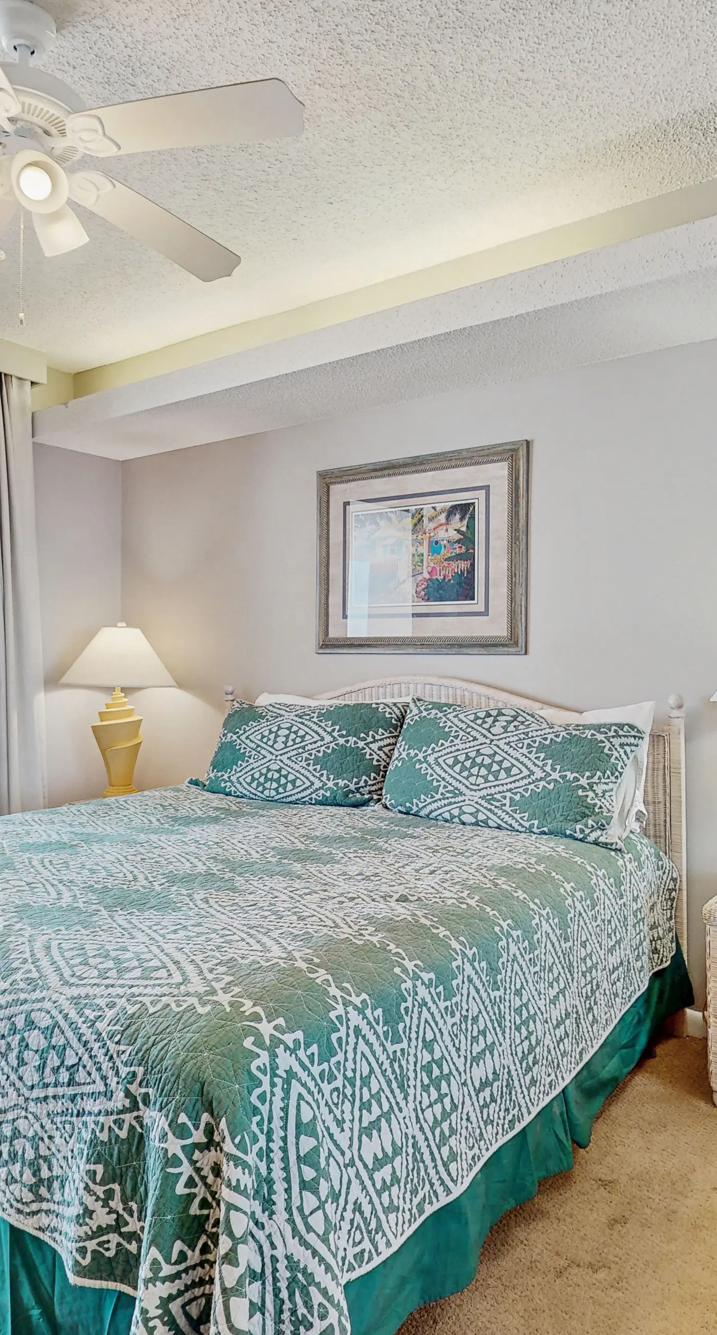 Beach condo with stunning views, pools, tennis courts, gym & sauna