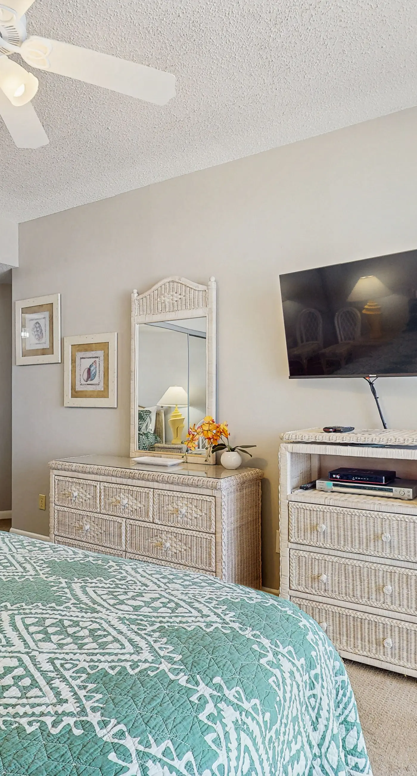 Beach condo with stunning views, pools, tennis courts, gym & sauna