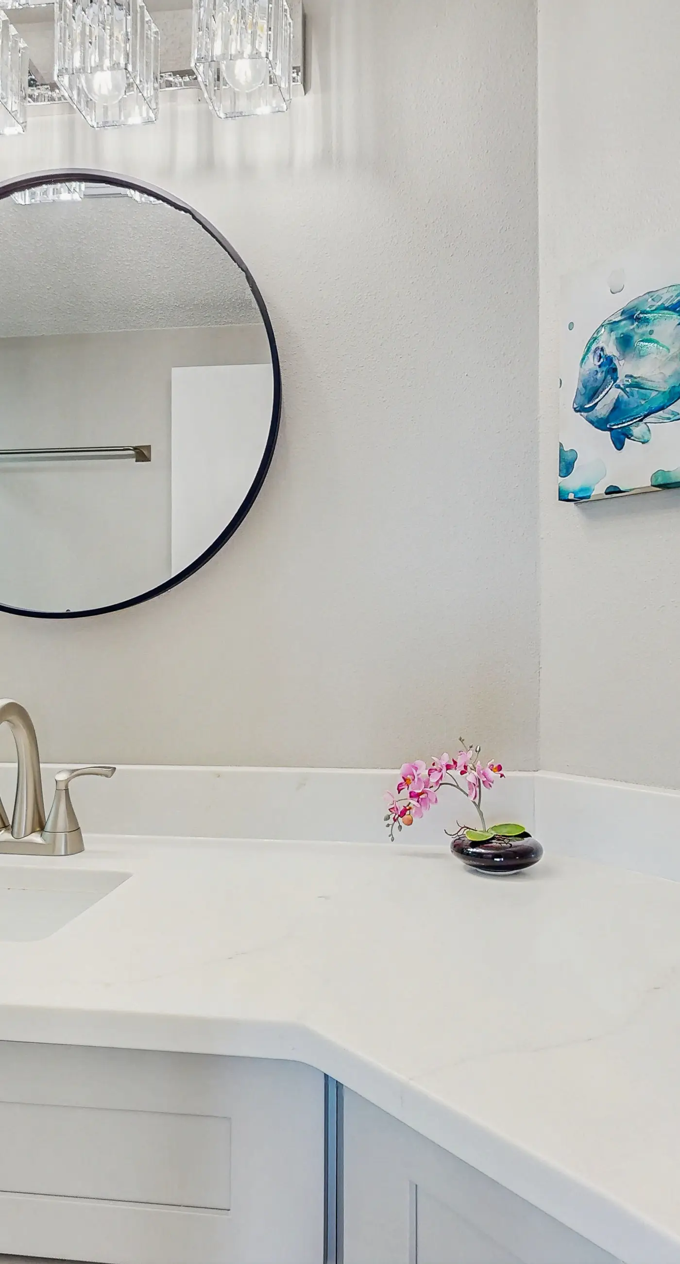 Beach condo with stunning views, pools, tennis courts, gym & sauna