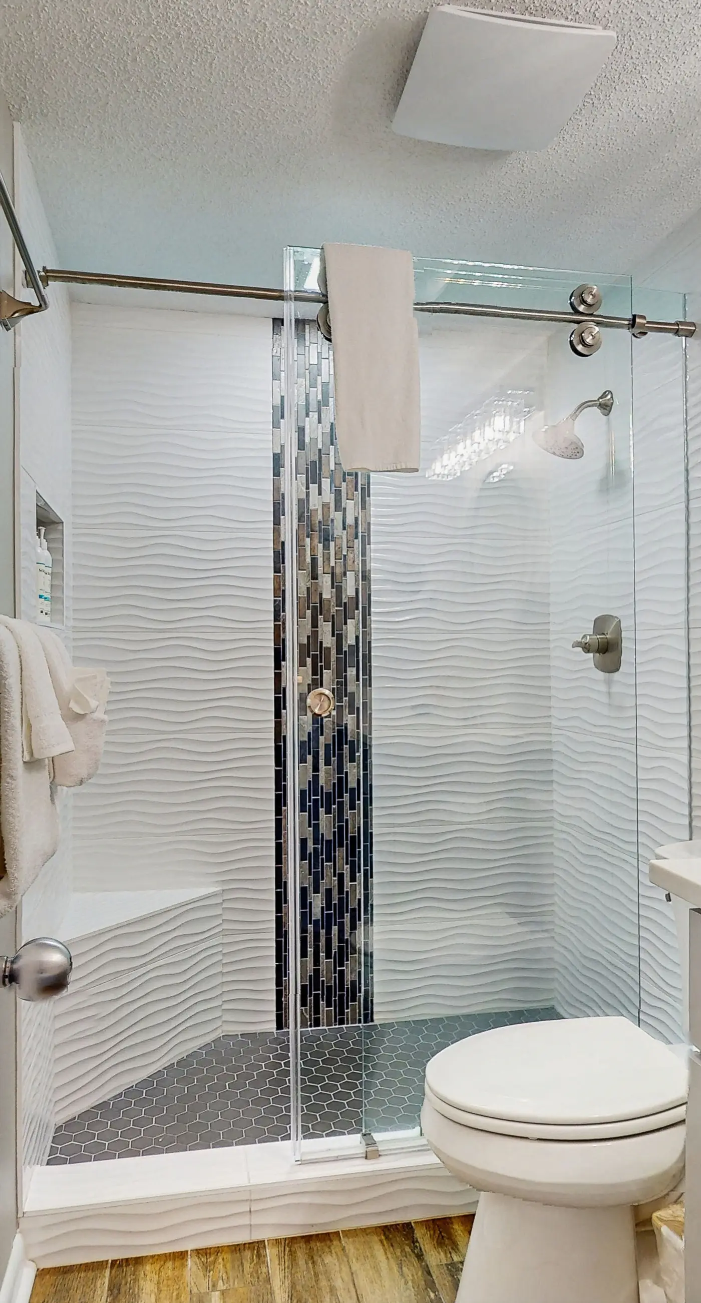 Beach condo with stunning views, pools, tennis courts, gym & sauna