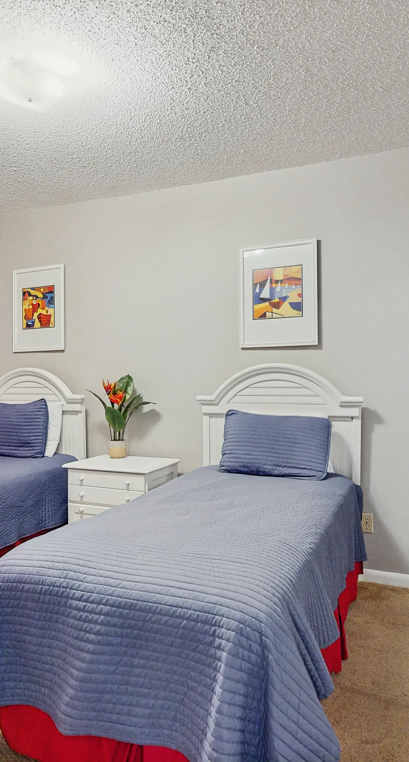 Beach condo with stunning views, pools, tennis courts, gym & sauna