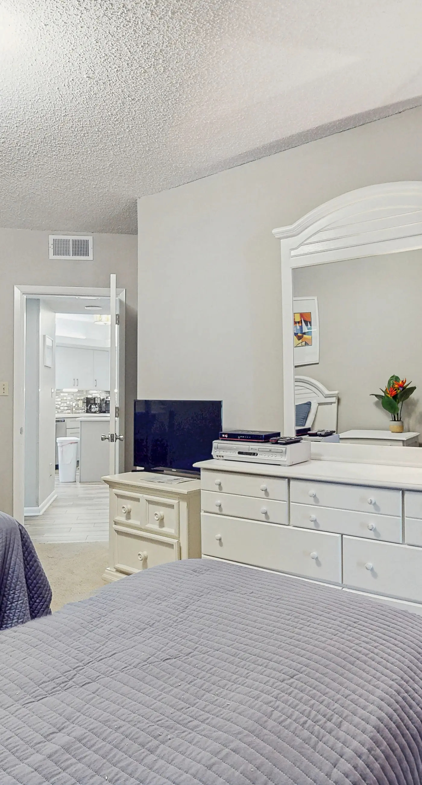 Beach condo with stunning views, pools, tennis courts, gym & sauna