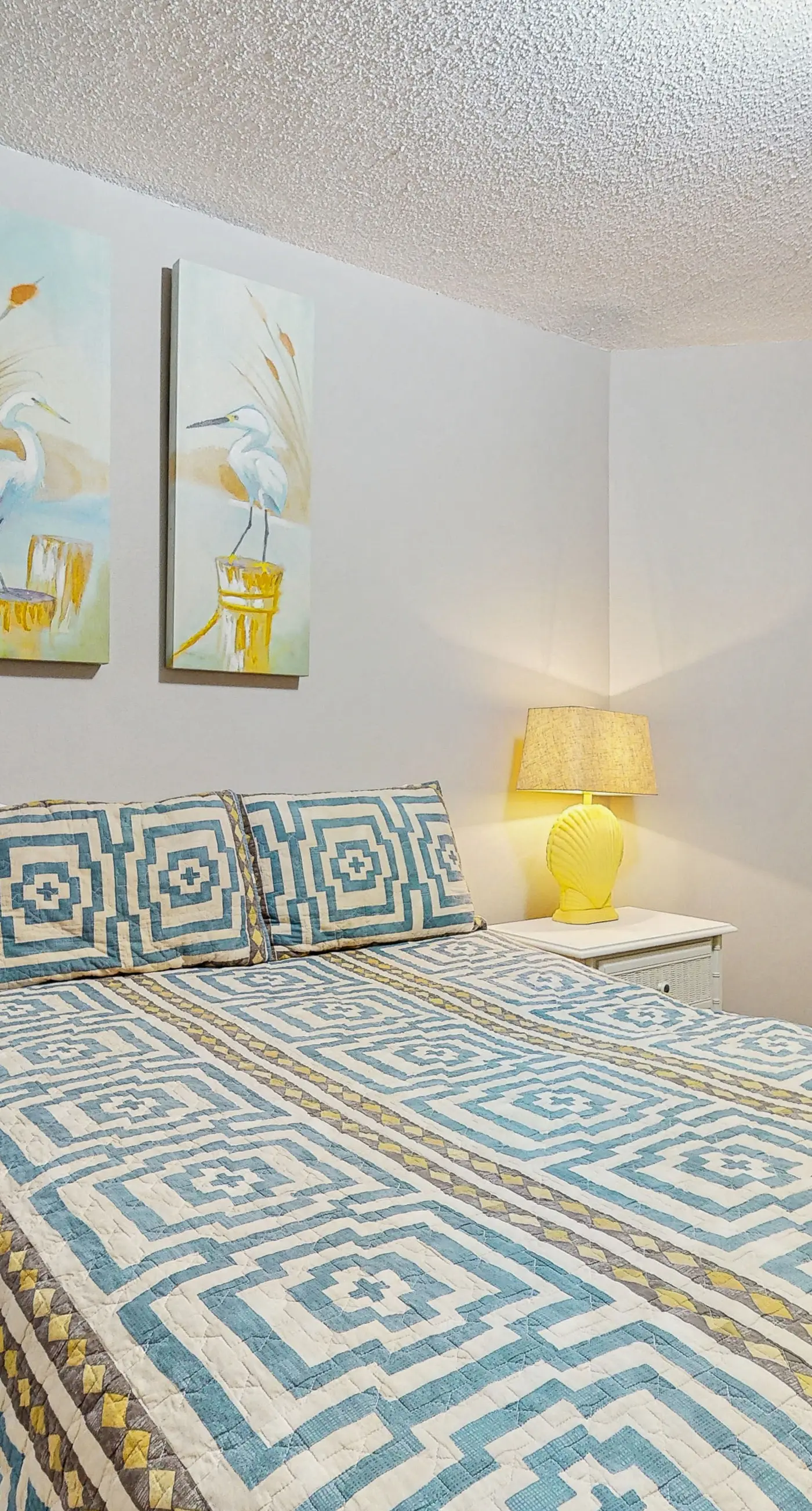 Beach condo with stunning views, pools, tennis courts, gym & sauna