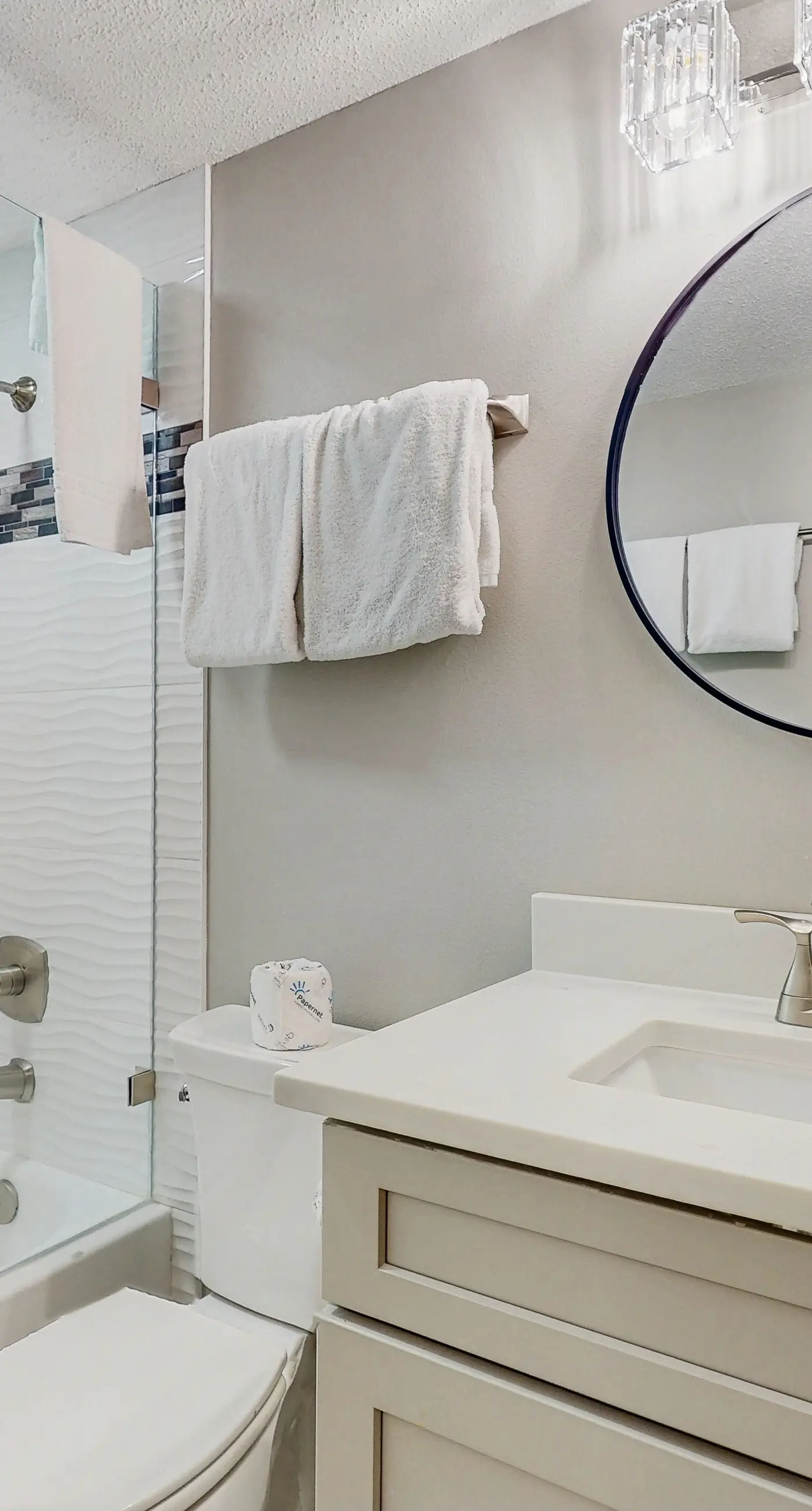 Beach condo with stunning views, pools, tennis courts, gym & sauna