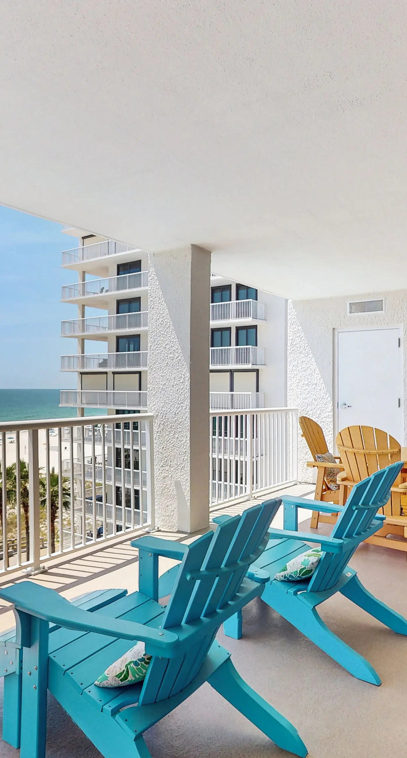 Beach condo with stunning views, pools, tennis courts, gym & sauna