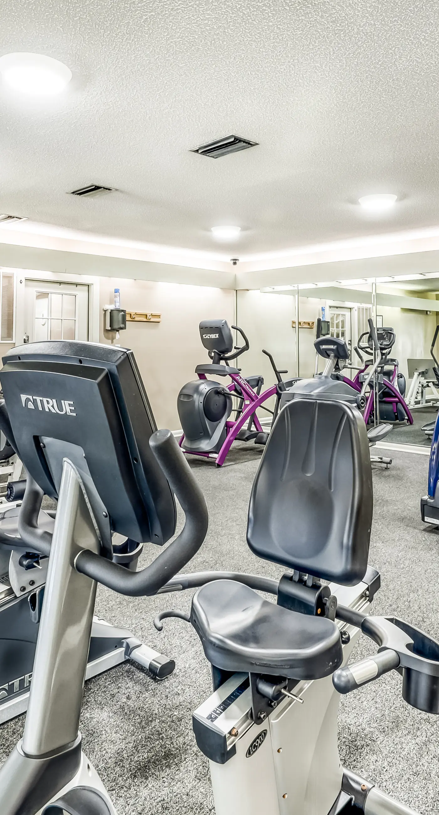 Beach condo with stunning views, pools, tennis courts, gym & sauna