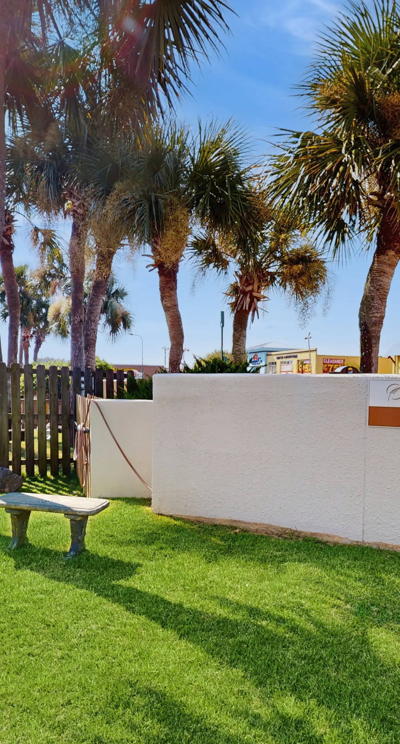 Beach condo with stunning views, pools, tennis courts, gym & sauna