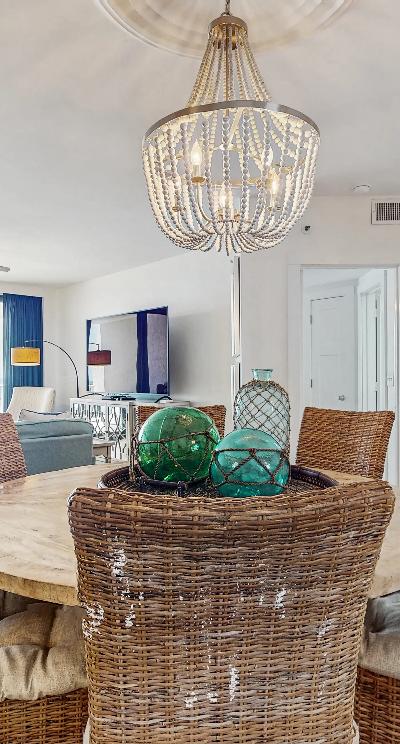 Emerald Coast condo with open layout, pools, hot tub & tennis