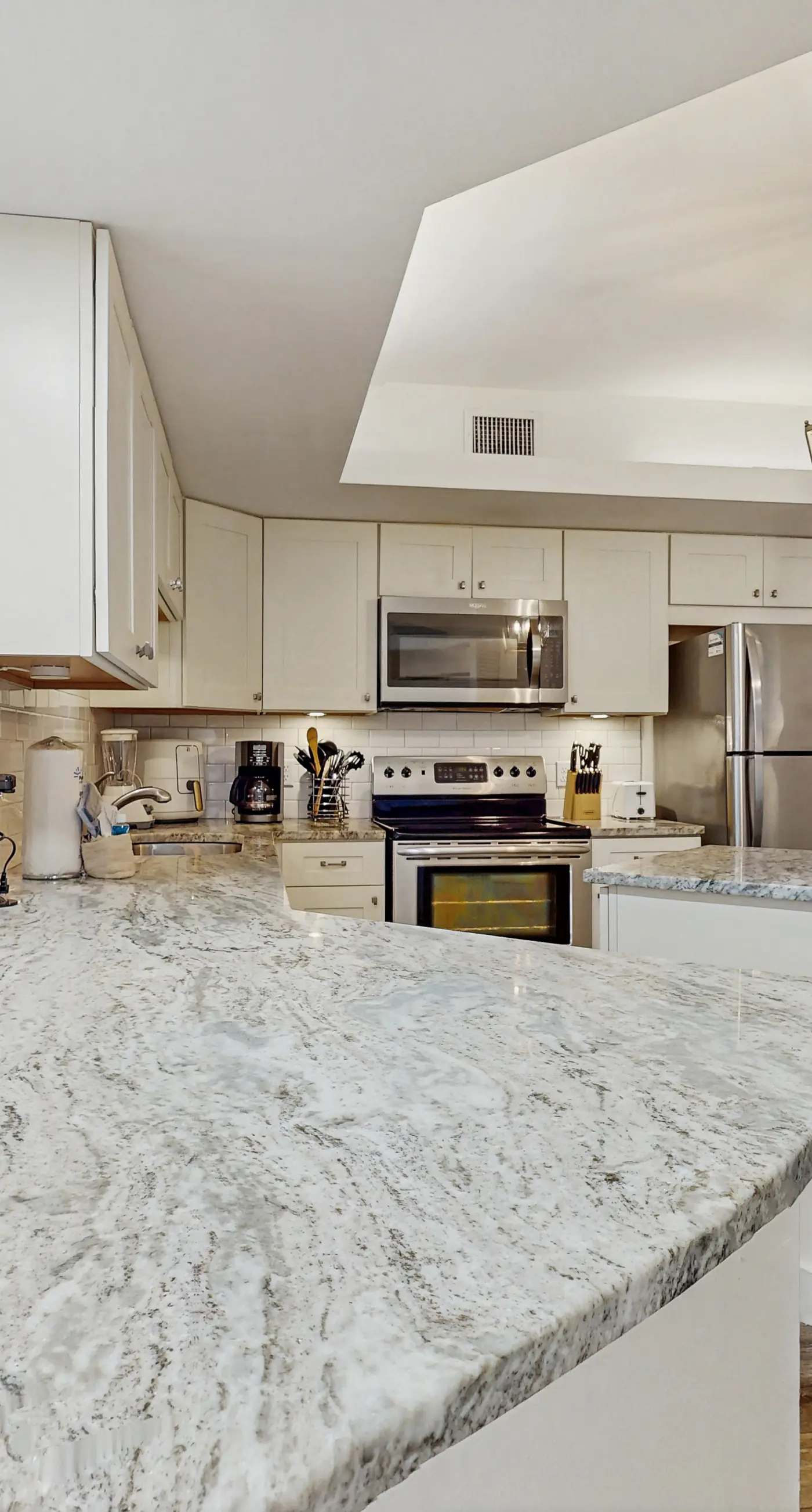 Emerald Coast condo with open layout, pools, hot tub & tennis