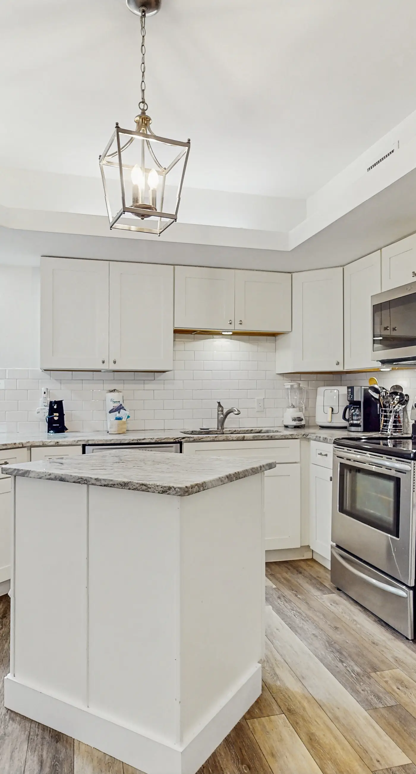 Emerald Coast condo with open layout, pools, hot tub & tennis