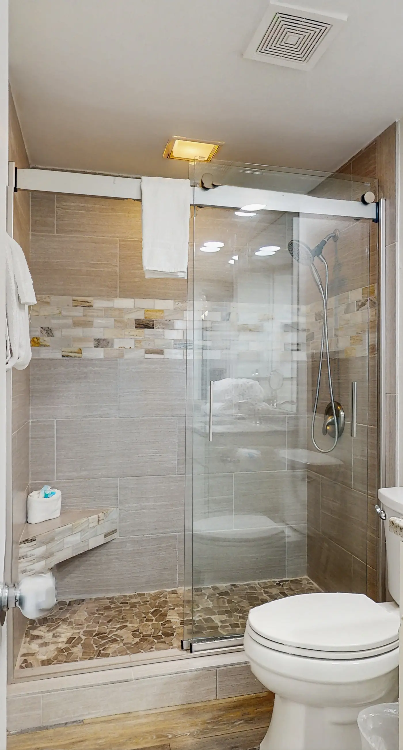 Emerald Coast condo with open layout, pools, hot tub & tennis