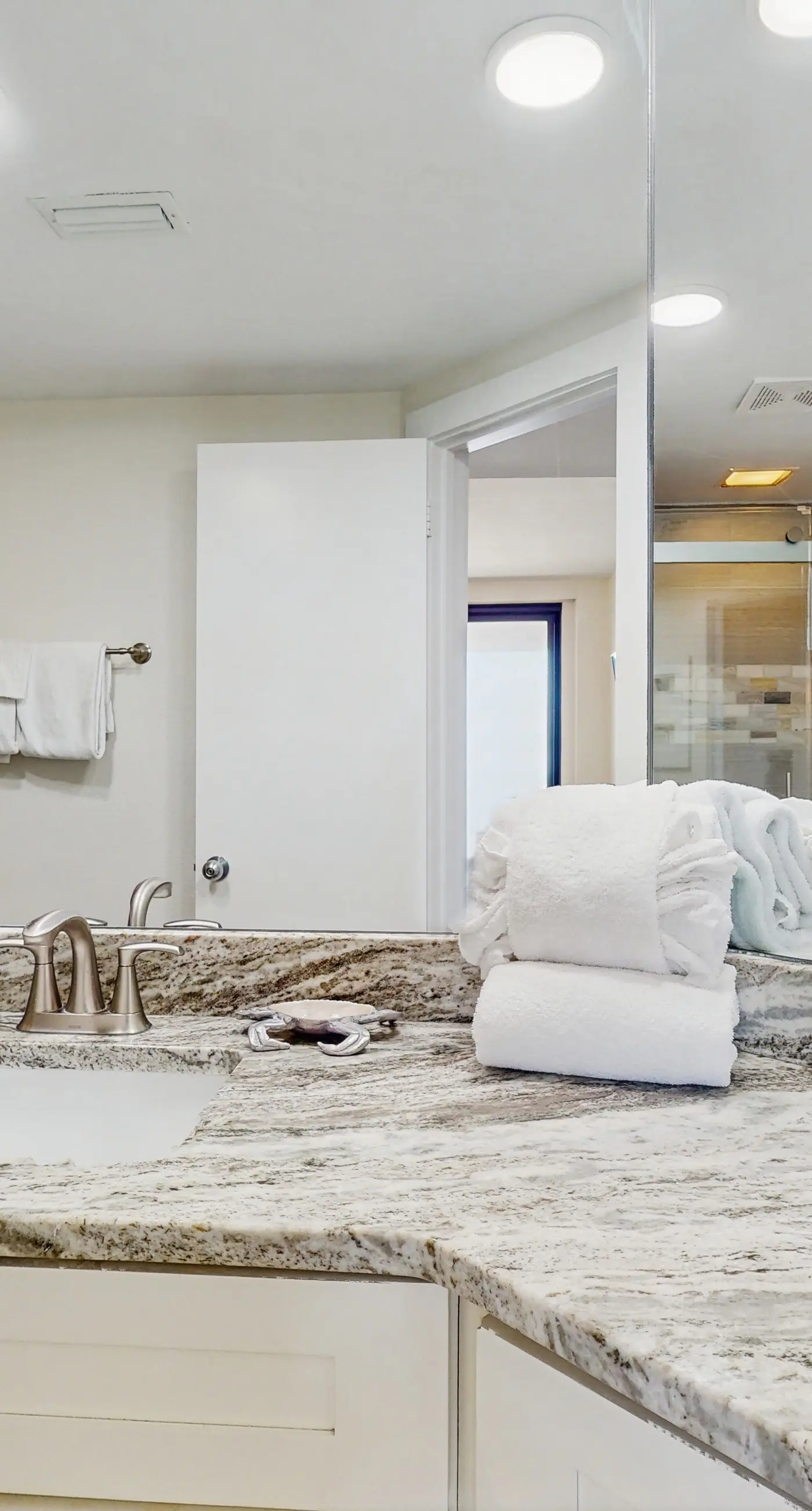 Emerald Coast condo with open layout, pools, hot tub & tennis