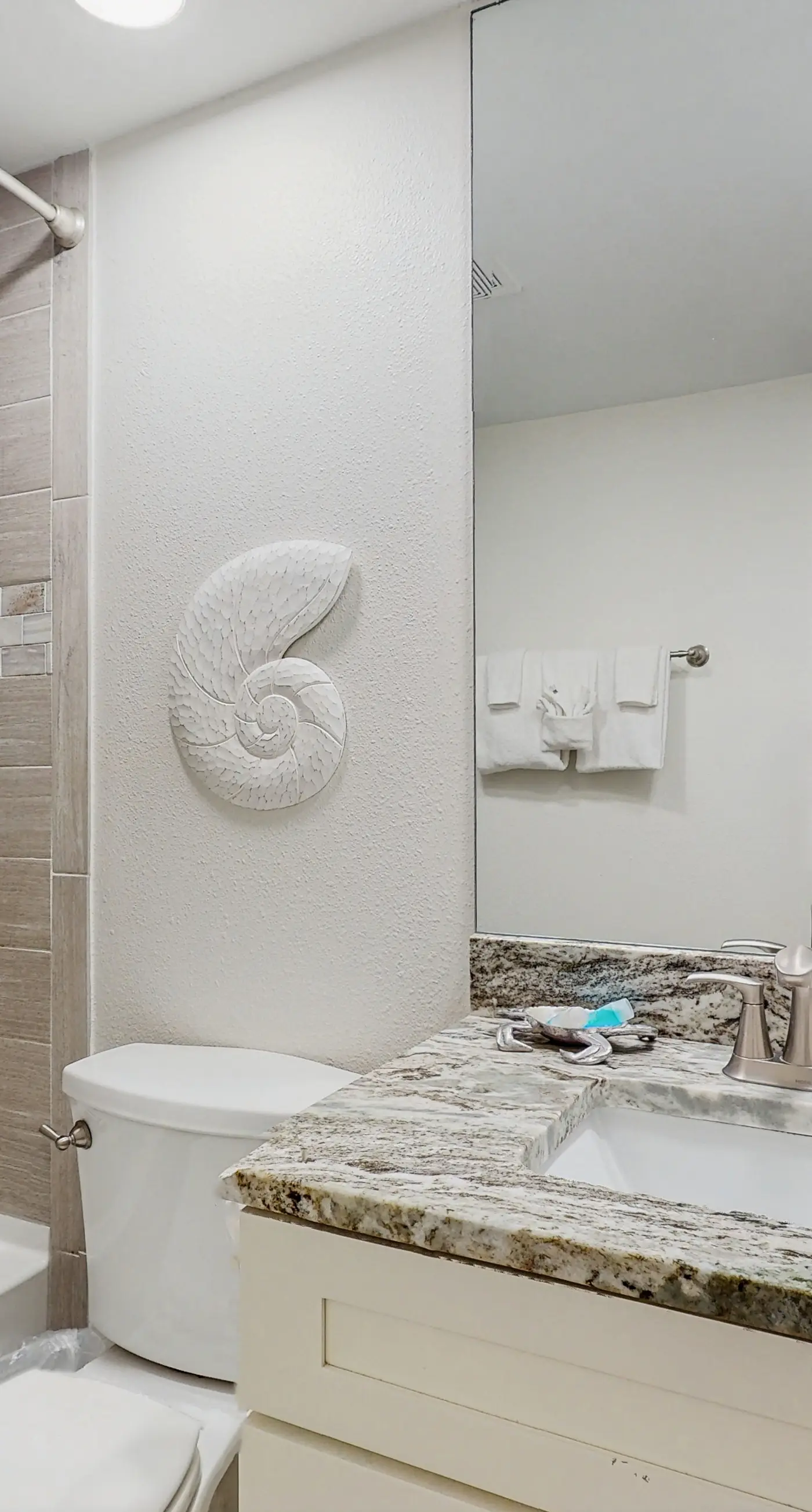 Emerald Coast condo with open layout, pools, hot tub & tennis