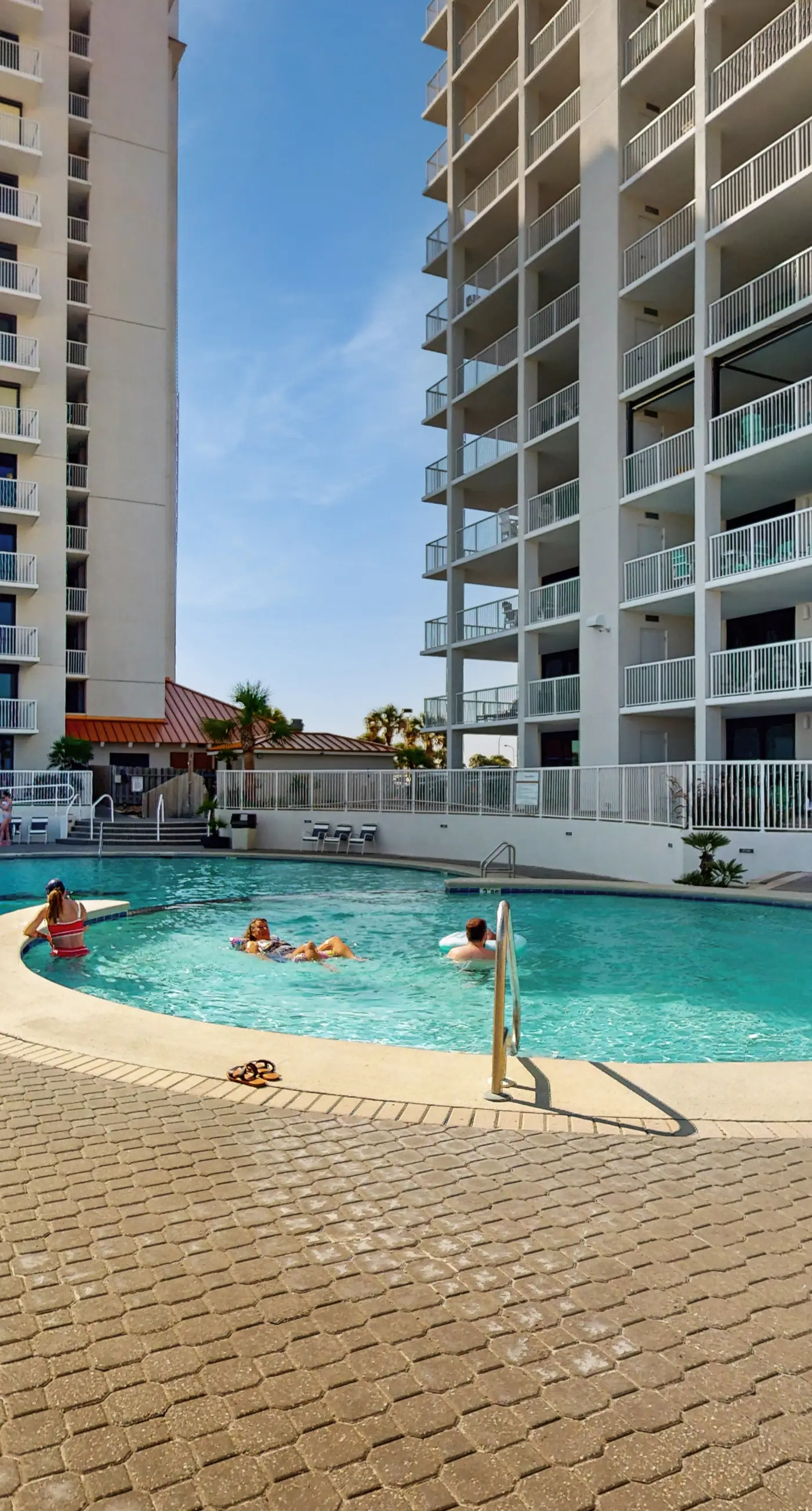 Emerald Coast condo with open layout, pools, hot tub & tennis