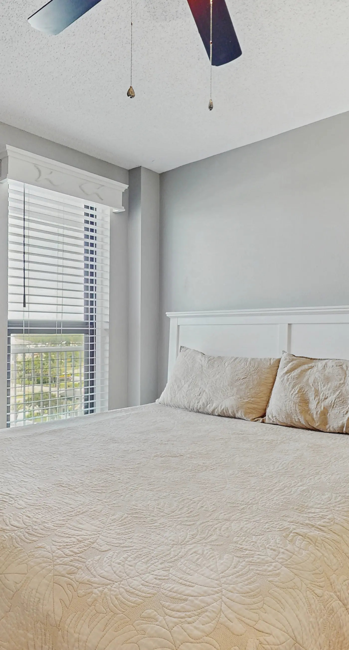 Contemporary Gulf front condo w/ shared pools, hot tub, fitness center, beach