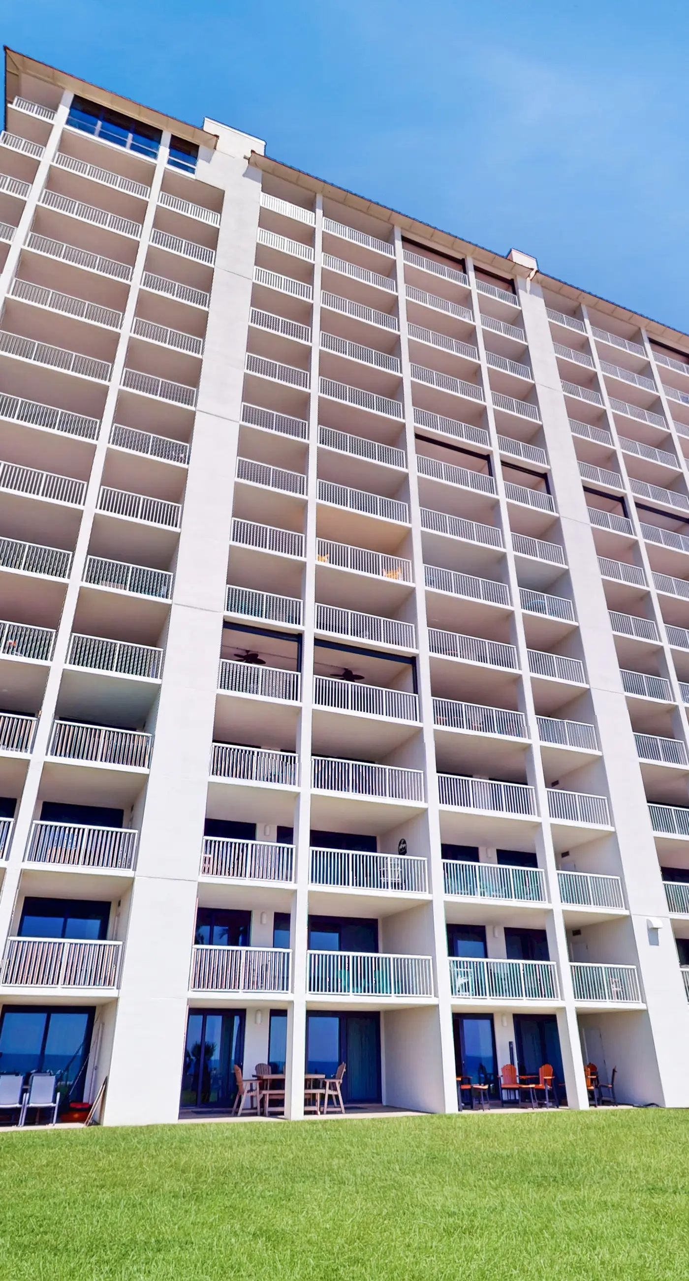 Contemporary Gulf front condo w/ shared pools, hot tub, fitness center, beach