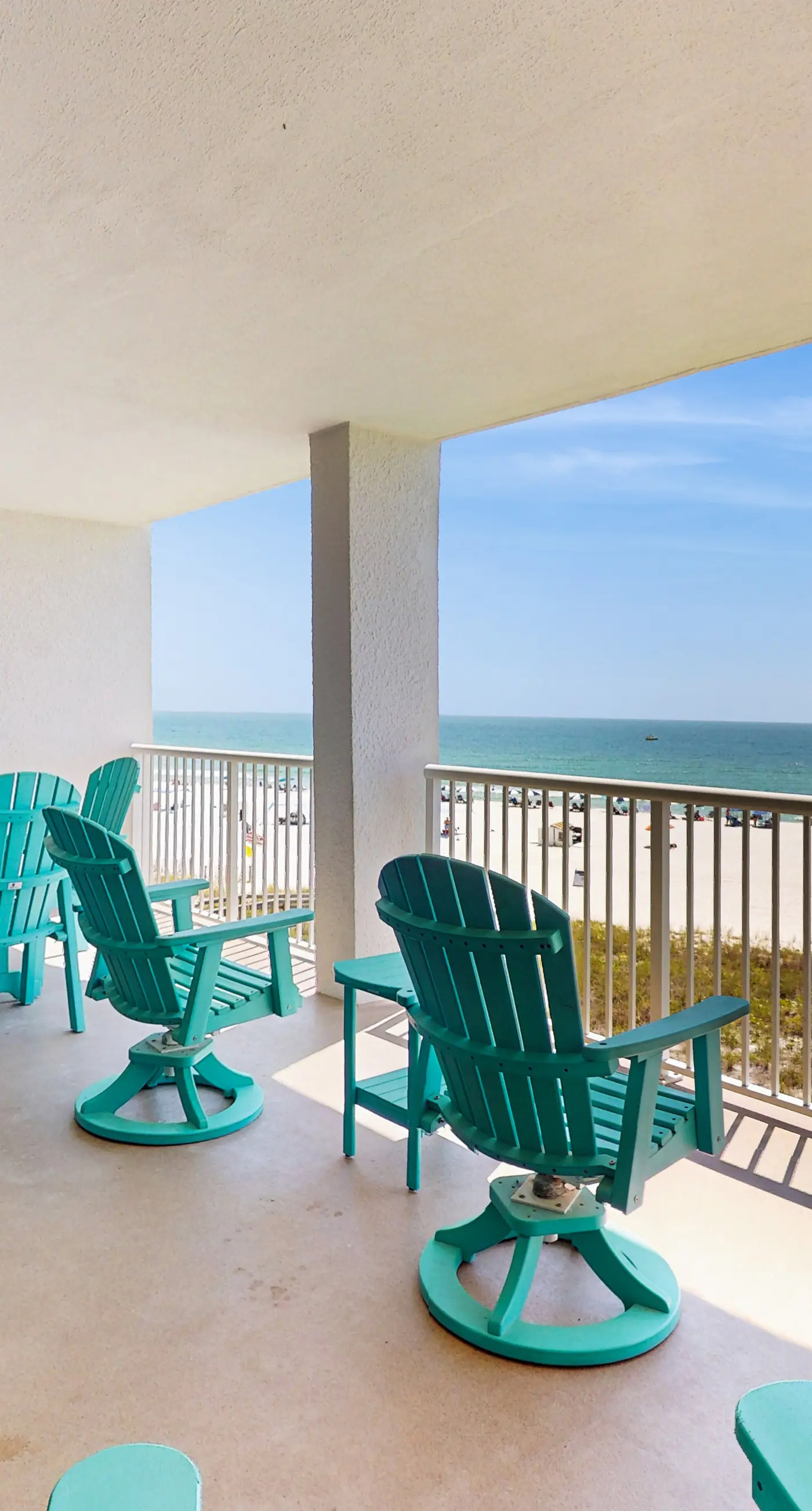 Gulf-front, snowbird-friendly condo with views, hot tub & pool