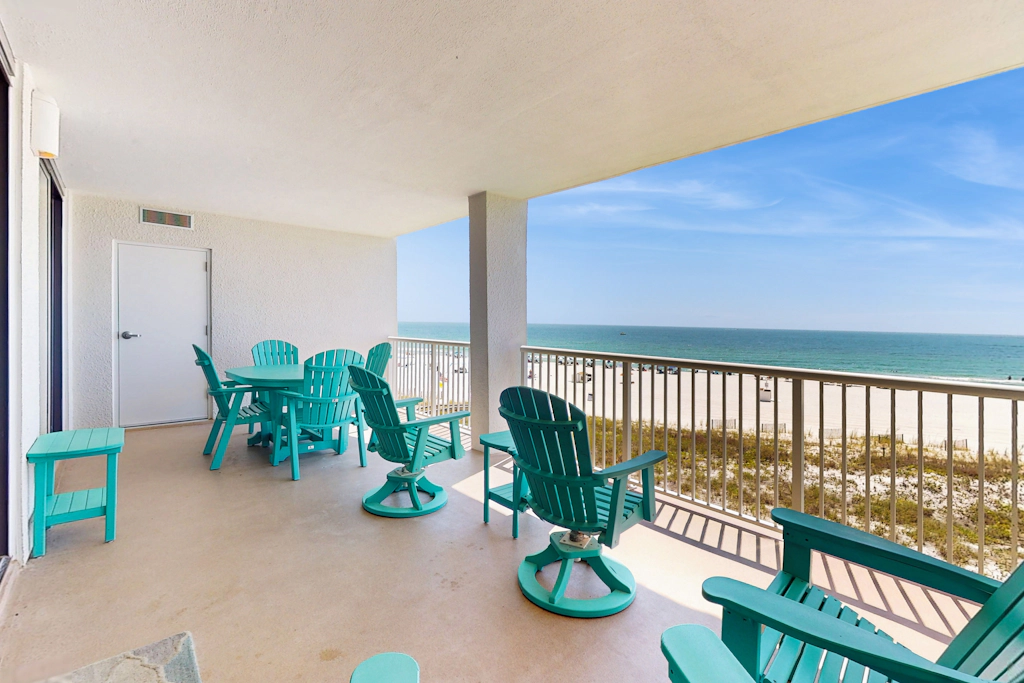 Gulf-front, snowbird-friendly condo with views, hot tub & pool