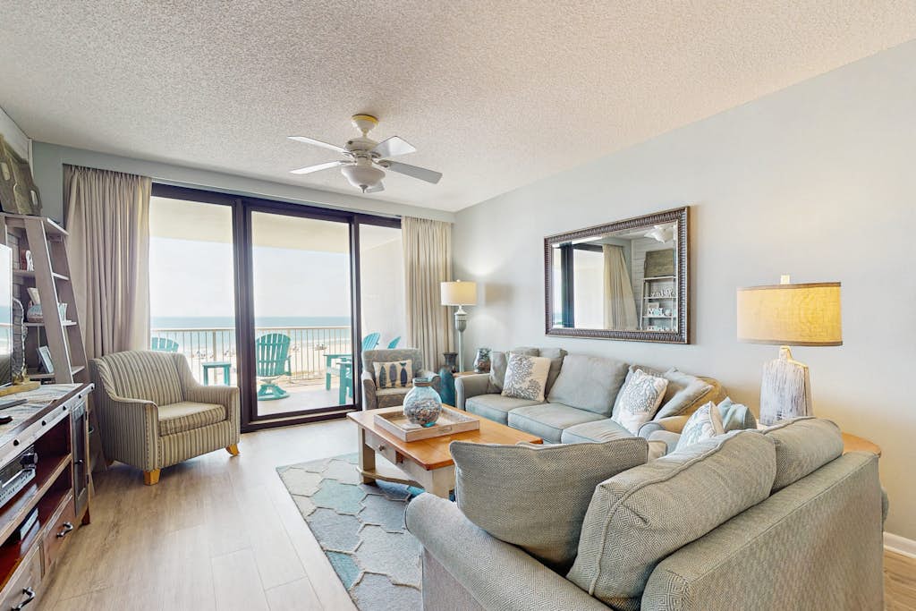 Gulf-front, snowbird-friendly condo with views, hot tub & pool