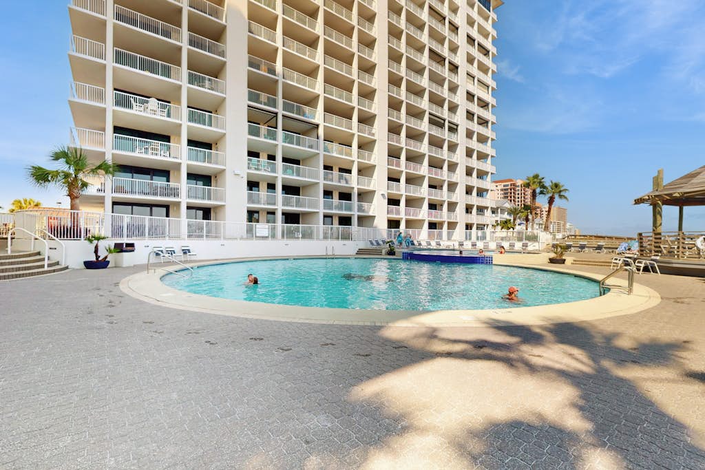 Gulf-front, snowbird-friendly condo with views, hot tub & pool