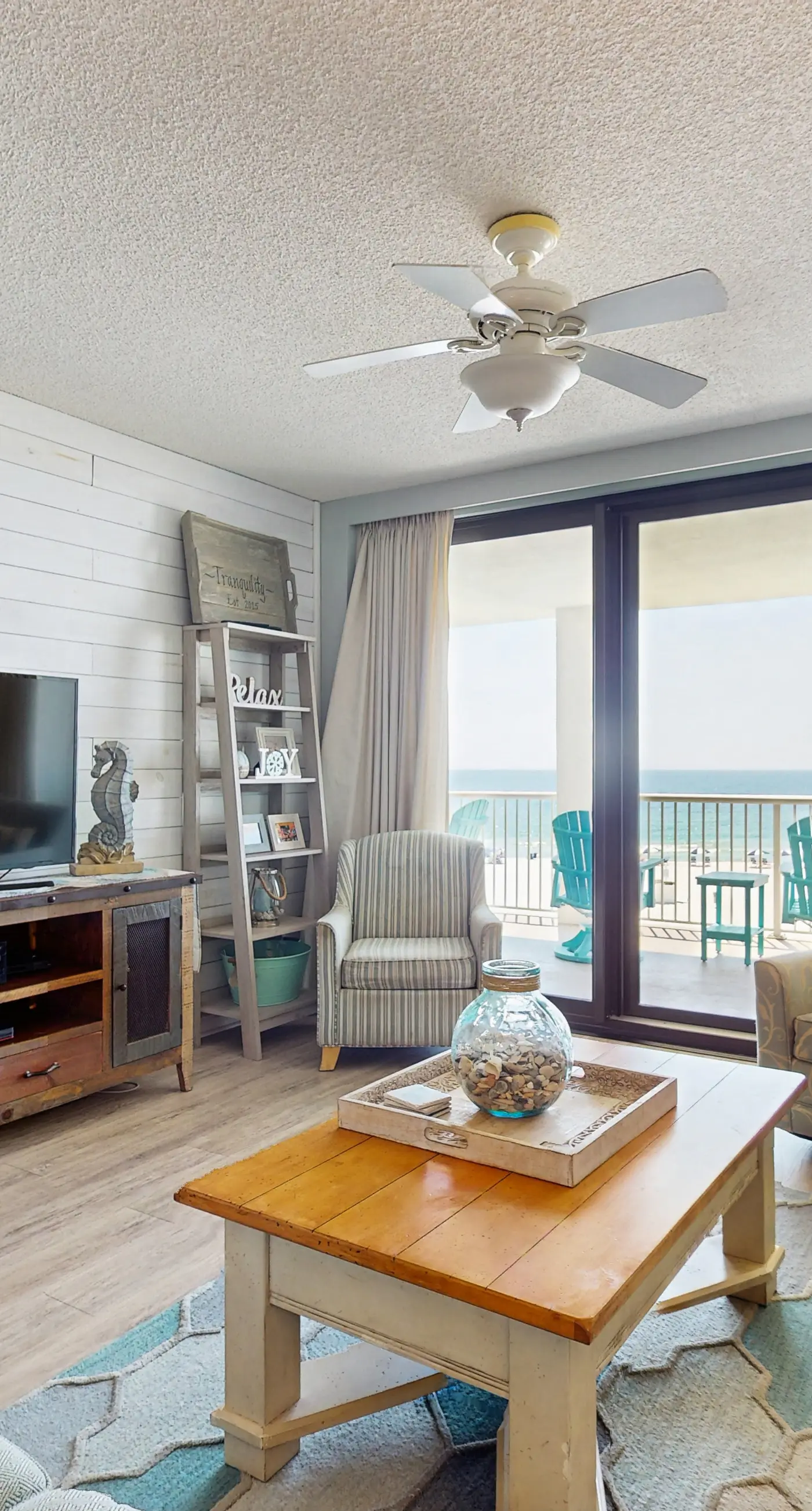 Gulf-front, snowbird-friendly condo with views, hot tub & pool