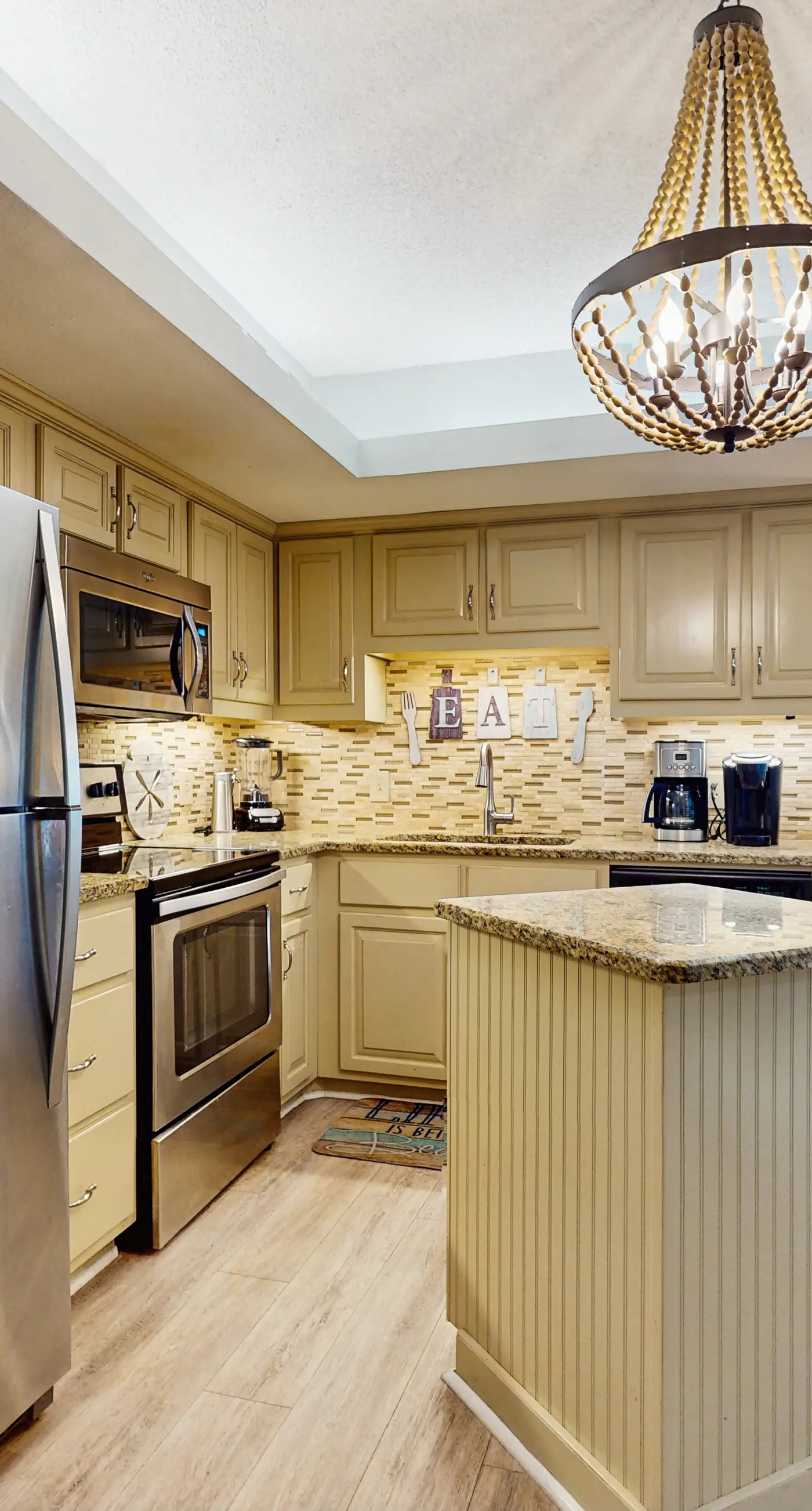 Gulf-front, snowbird-friendly condo with views, hot tub & pool