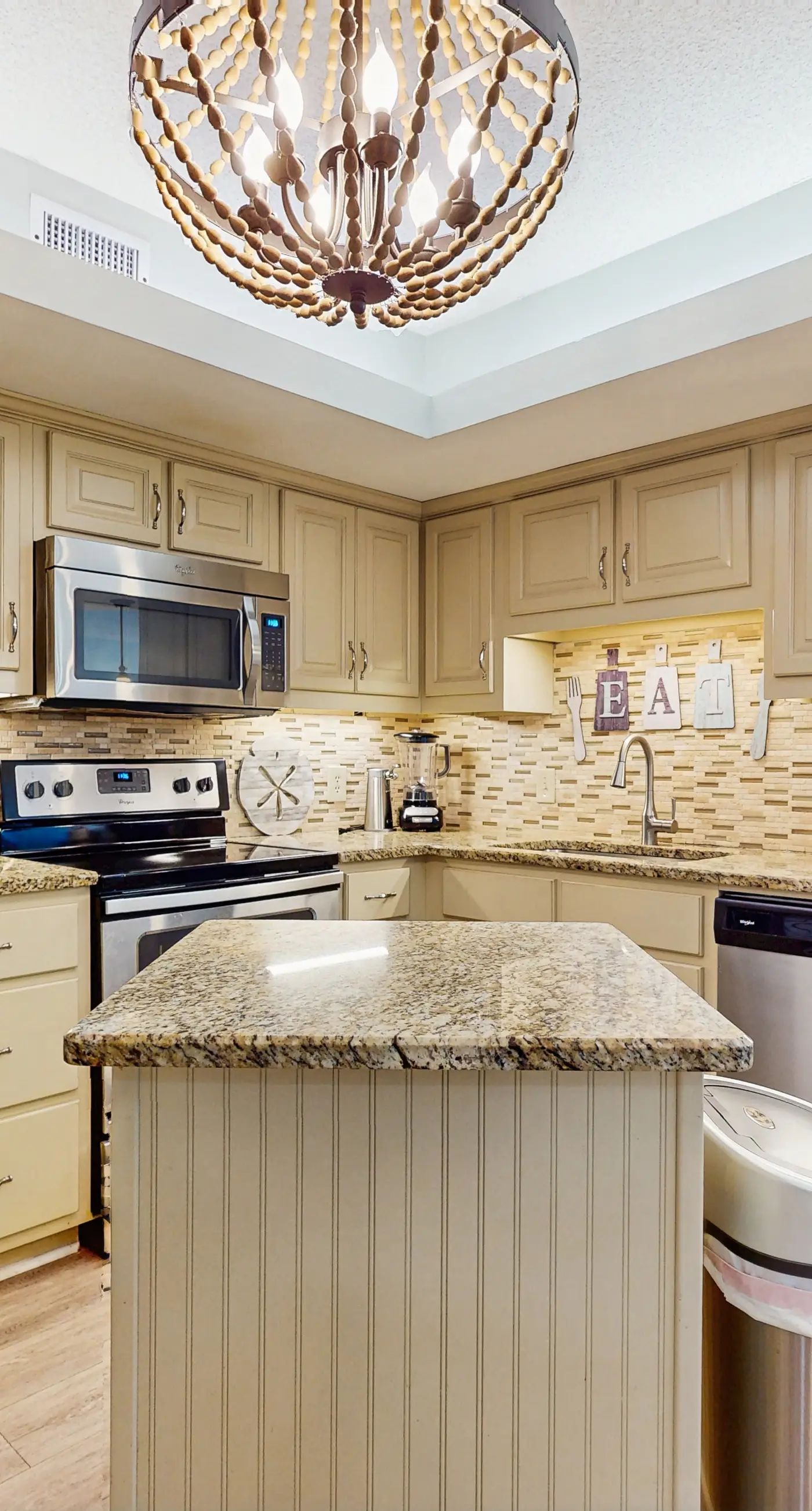 Gulf-front, snowbird-friendly condo with views, hot tub & pool