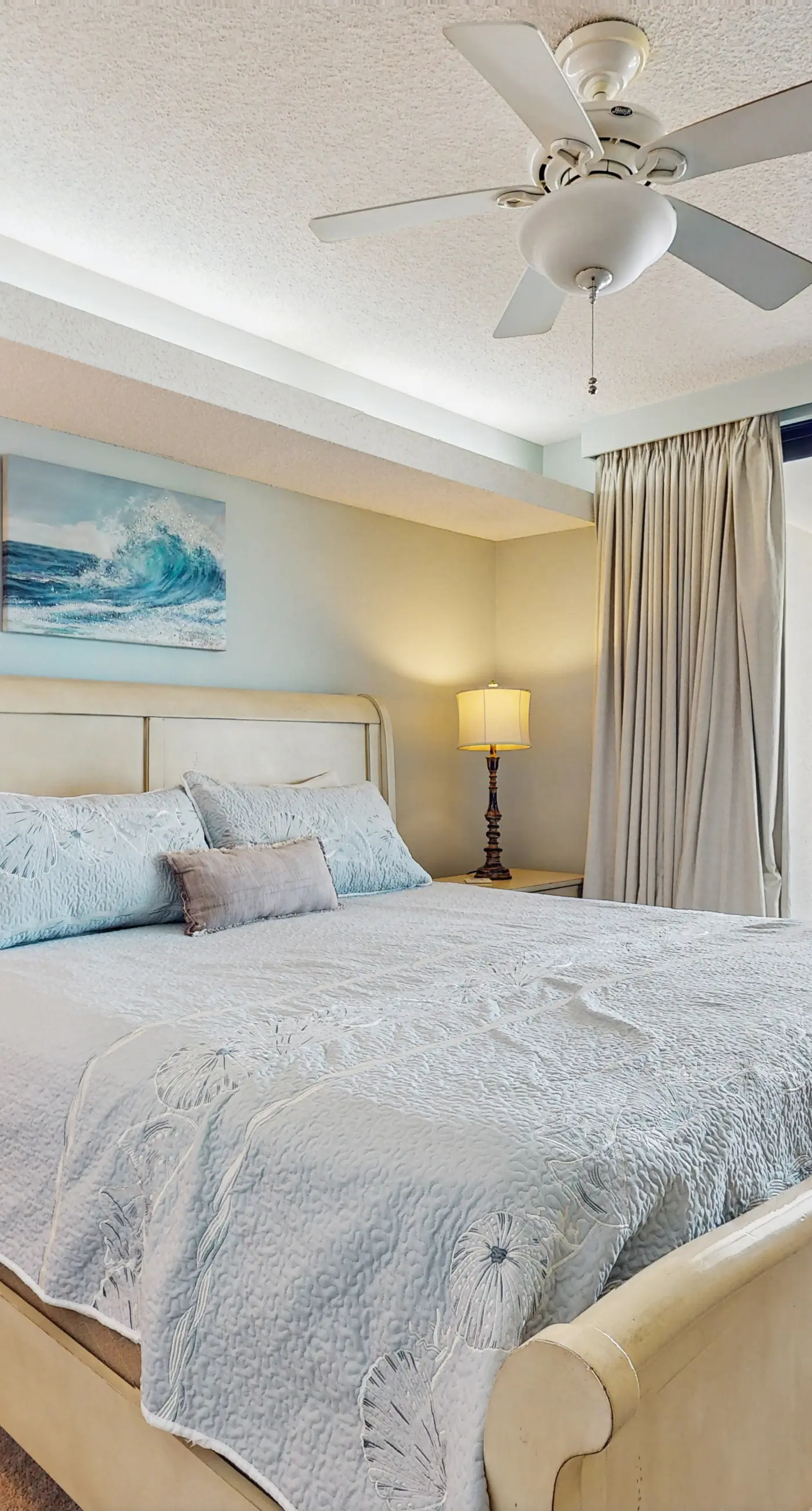 Gulf-front, snowbird-friendly condo with views, hot tub & pool