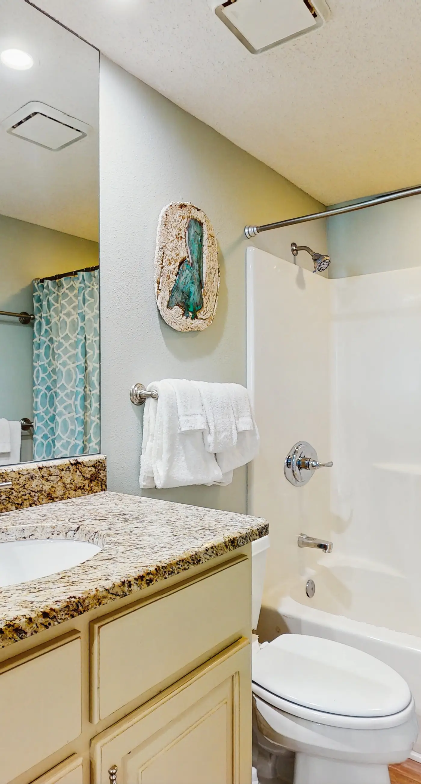 Gulf-front, snowbird-friendly condo with views, hot tub & pool