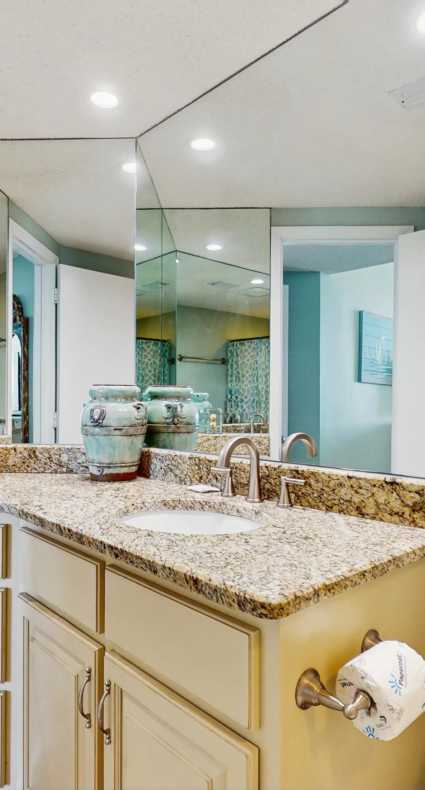 Gulf-front, snowbird-friendly condo with views, hot tub & pool